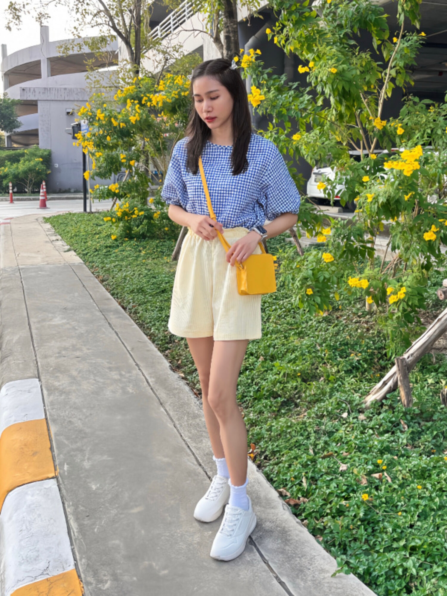 Phối màu xanh lam kết hợp cùng vàng đầy trẻ trung, thời trang