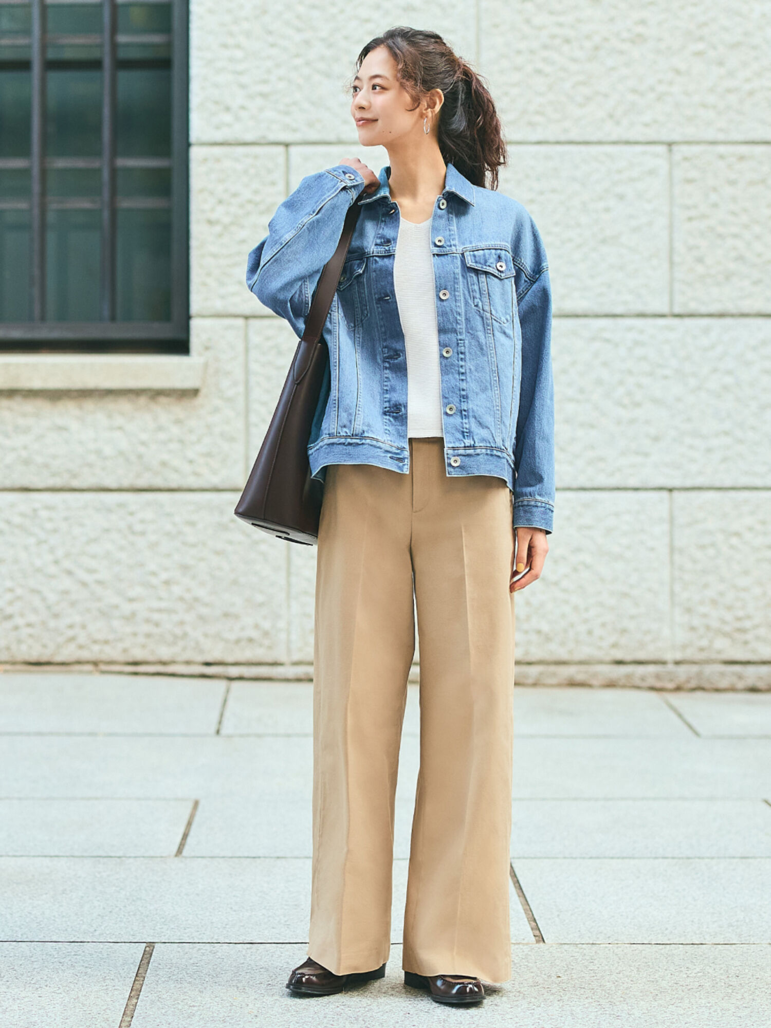 Phối đồ màu xanh lam kết hợp màu beige nhẹ nhàng, tinh tế