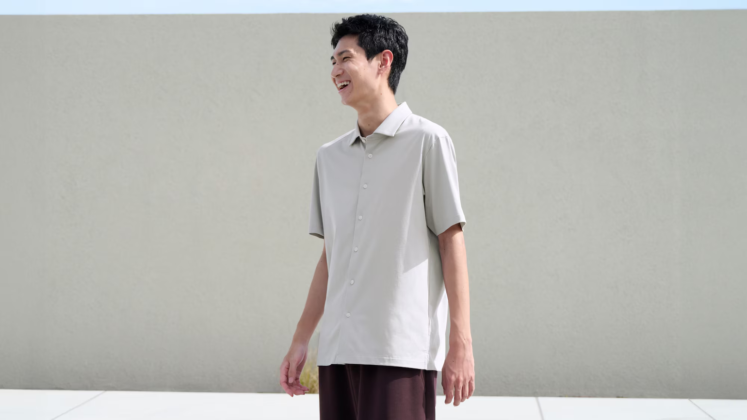 Màu ghi không chỉ mang lại cảm giác ổn định mà còn thể hiện sự nghiêm túc, lịch sự cho bộ người mặc