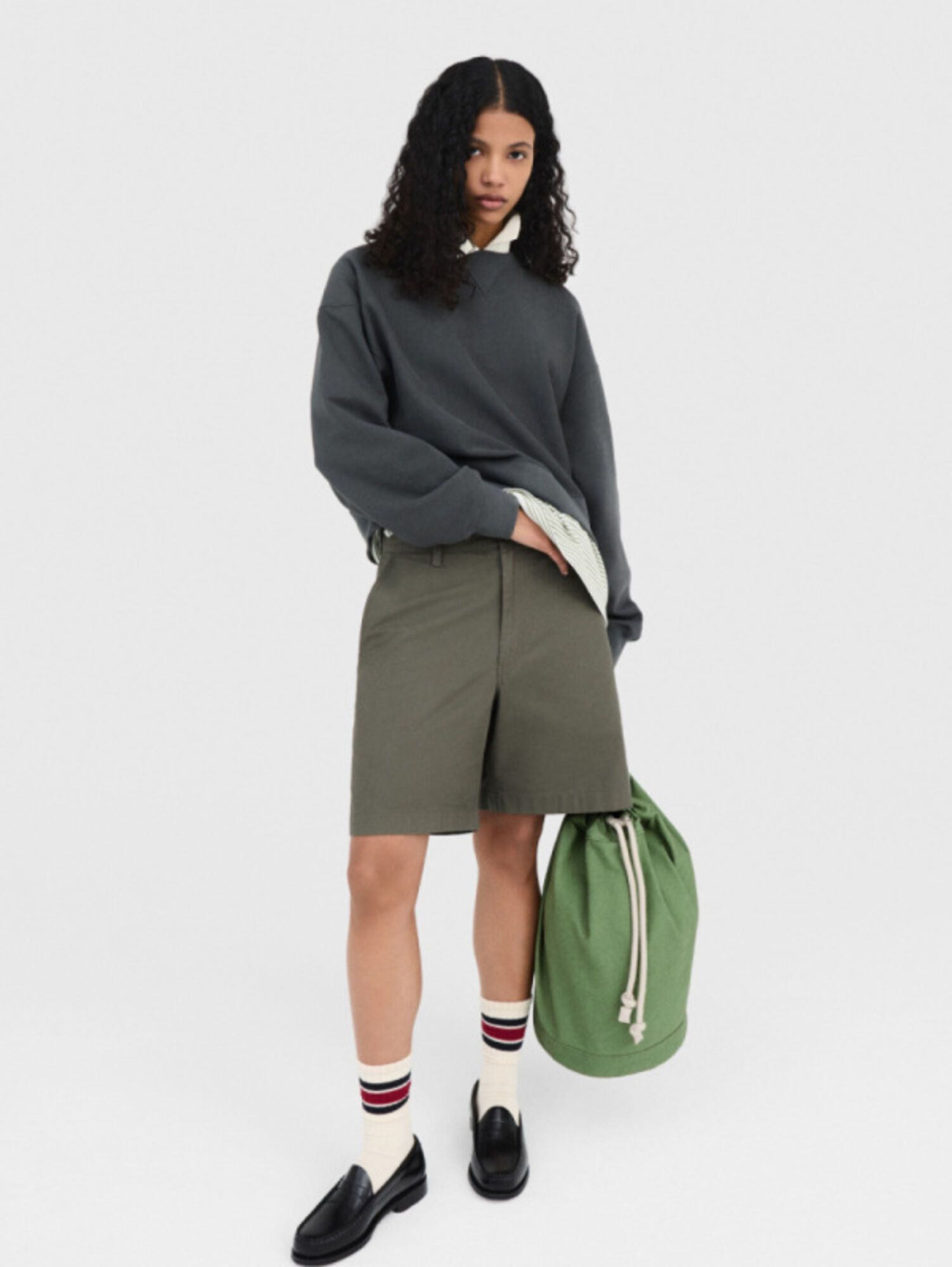 Phối đồ đẹp cùng áo len màu ghi cá tính, năng động với Quần Shorts Vải Chino