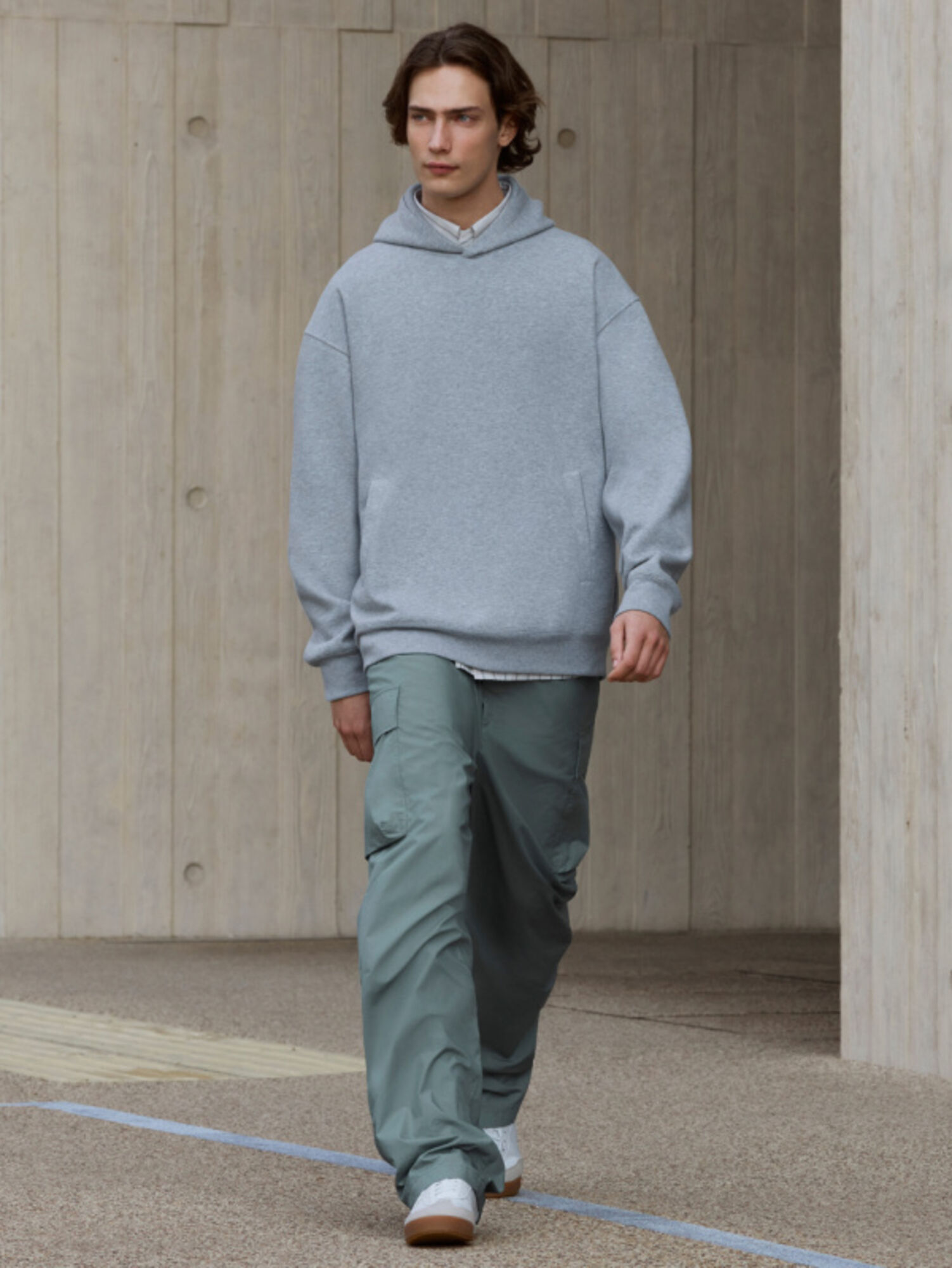 Phối đồ cùng áo hoodie màu ghi và Quần Túi Hộp Dáng Rộng đẹp, năng động