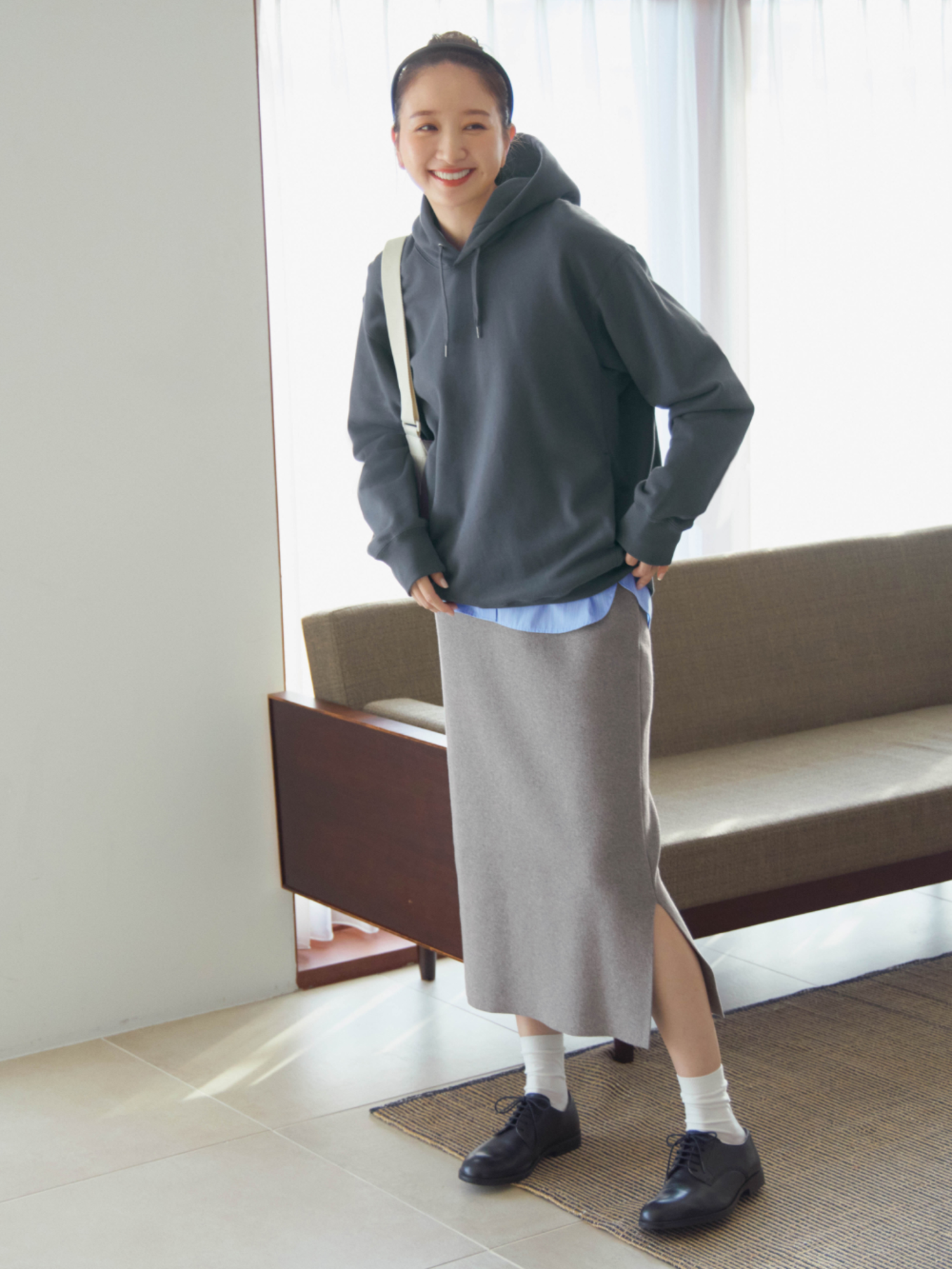 Phối đồ đẹp cùng Áo Hoodie Nỉ Trùm Đầu màu ghi và Áo Sơ Mi Vải Cotton | Kẻ Sọc 