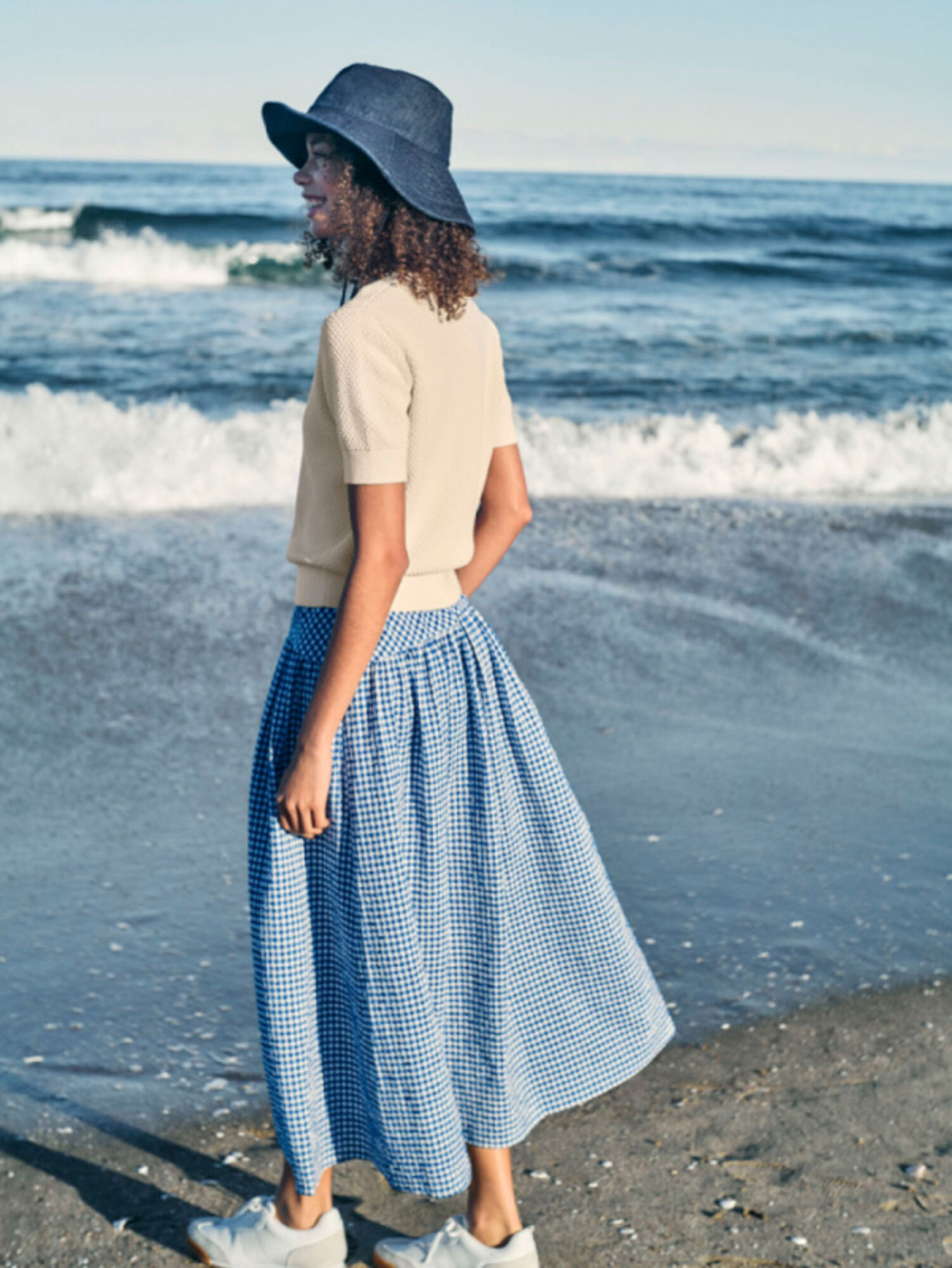 Phối đồ đi biển nhẹ nhàng, đơn giản, nữ tính với chân váy