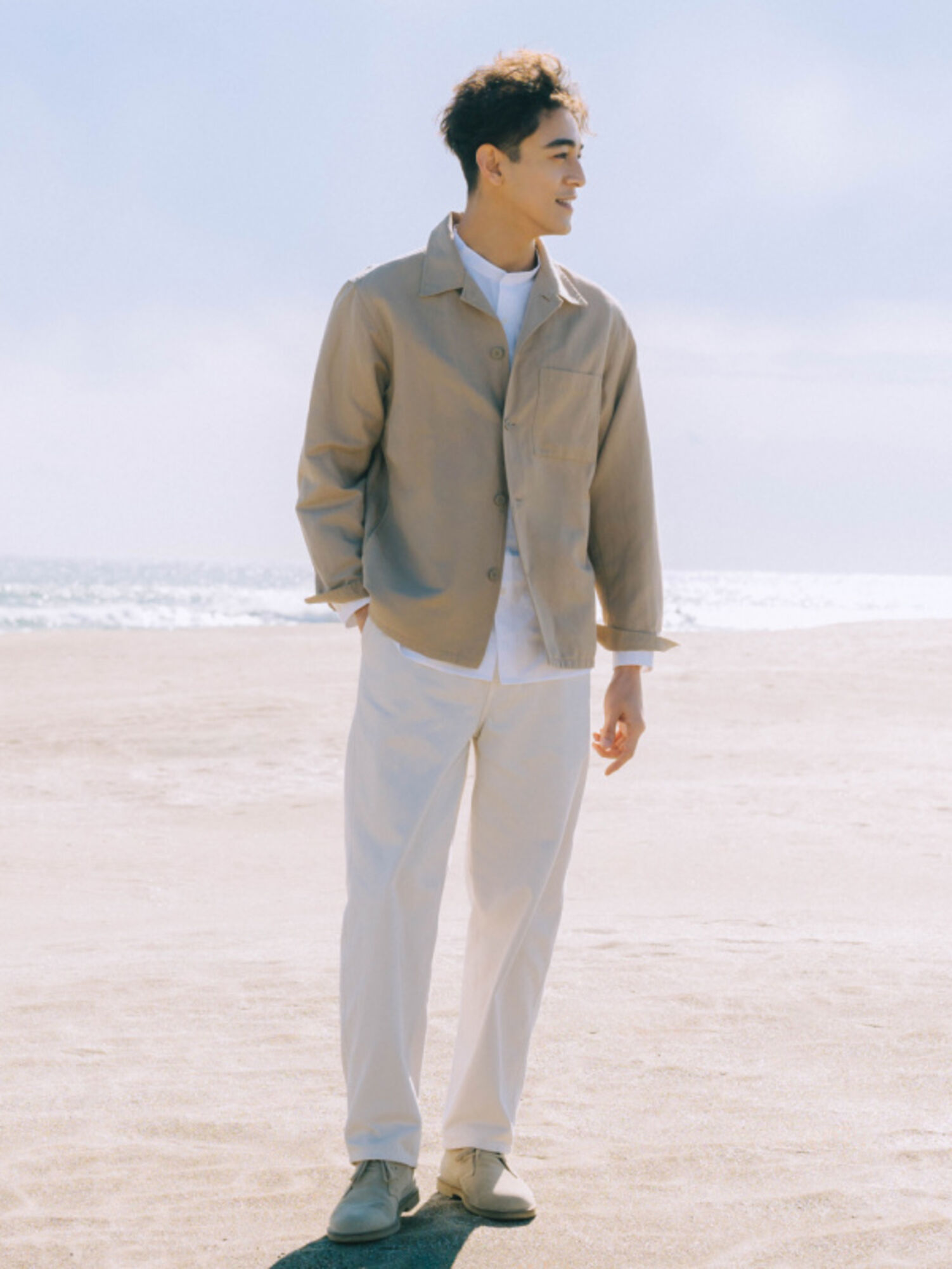 Style đi biển cho nam thu hút, lịch lãm với áo sơ mi dài tay