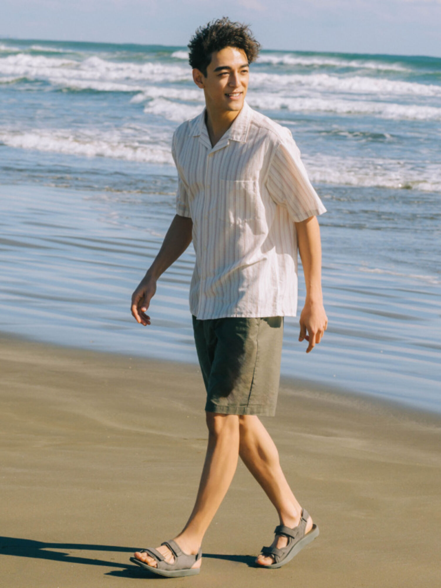 Style đi biển cho nam chỉn chu, thời trang với áo sơ mi ngắn tay 
