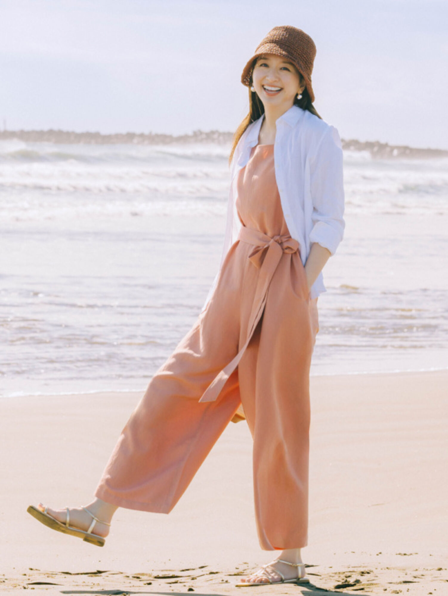 Phối đồ đi biển thoải mái, gọn gàng cho nữ với jumpsuit