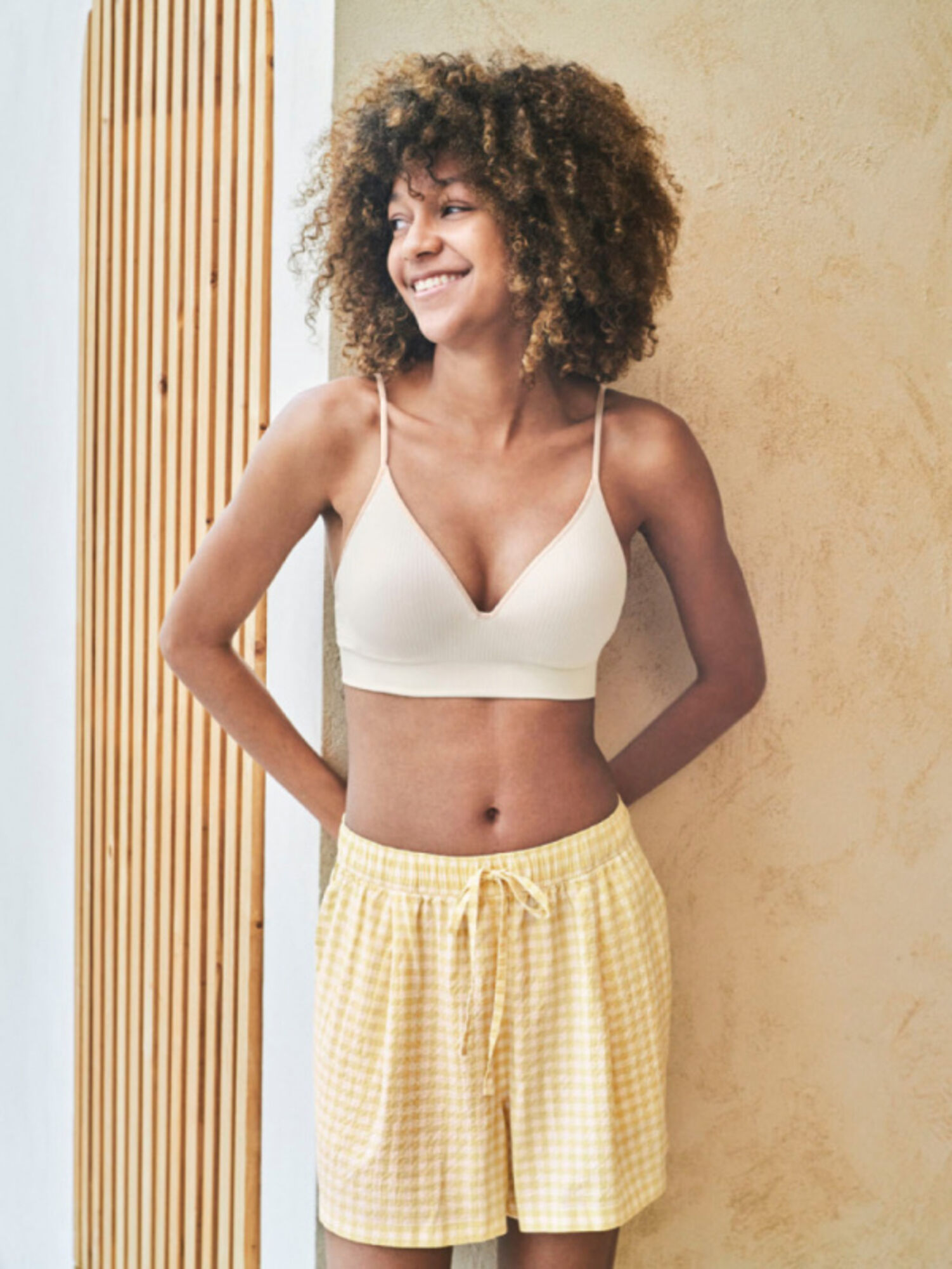 Phối đồ đi biển đẹp, năng động, tôn dáng với áo bra và quần short