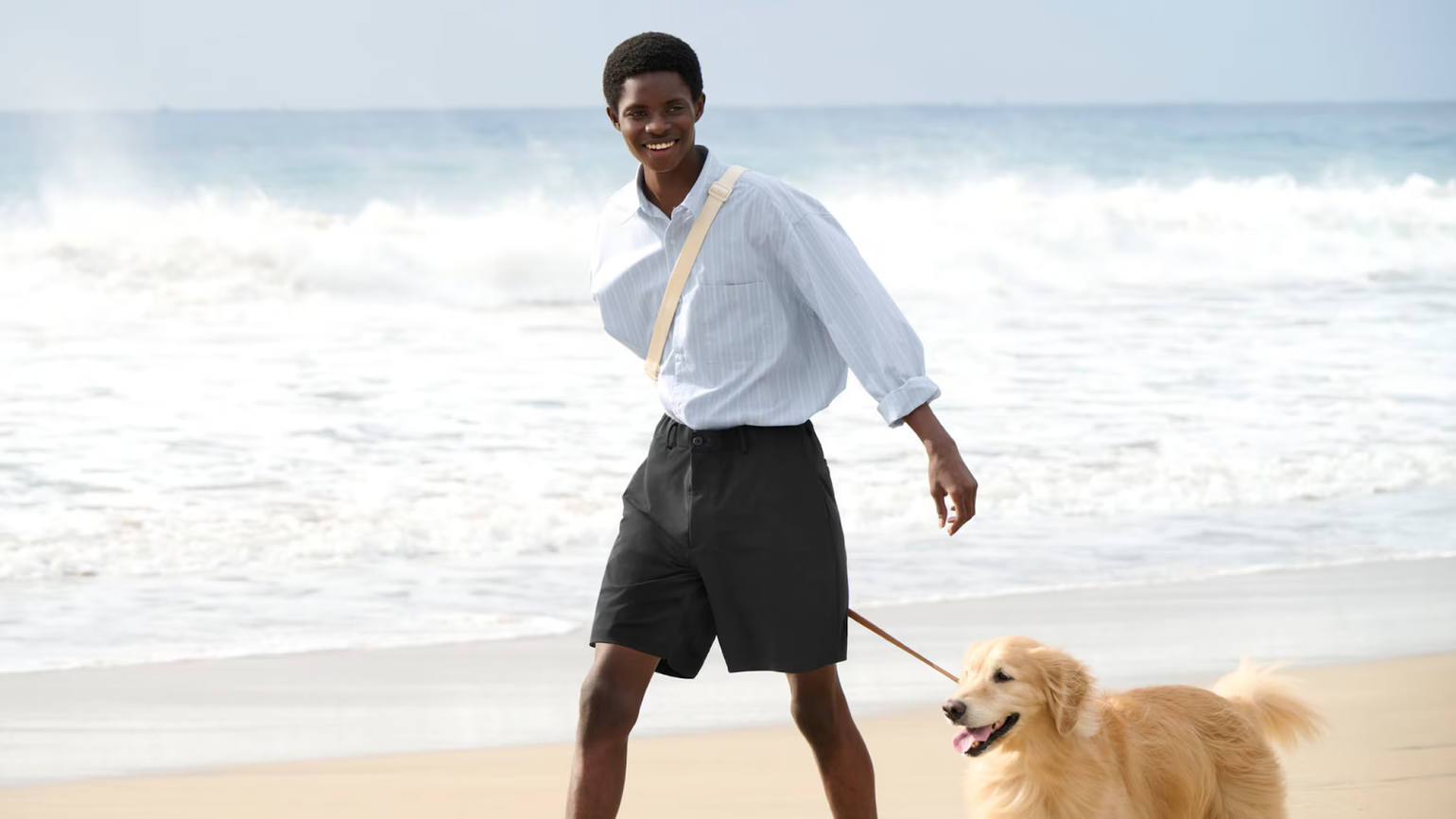 Phối đồ với quần short nam đi biển đơn giản, linh hoạt cho nam