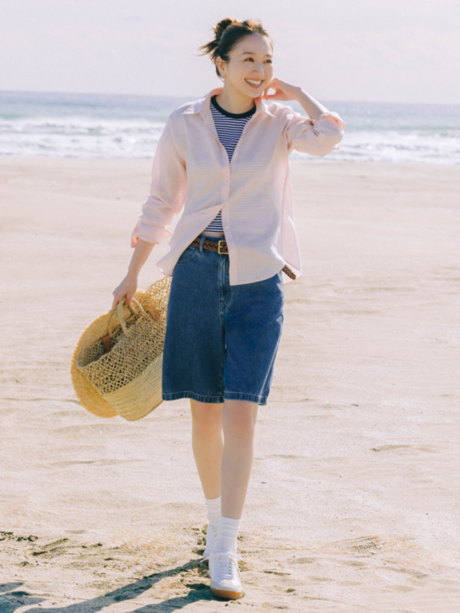 Bạn nên chọn trang phục và phụ kiện phù hợp với phong cách cá nhân khi phối đồ đi biển