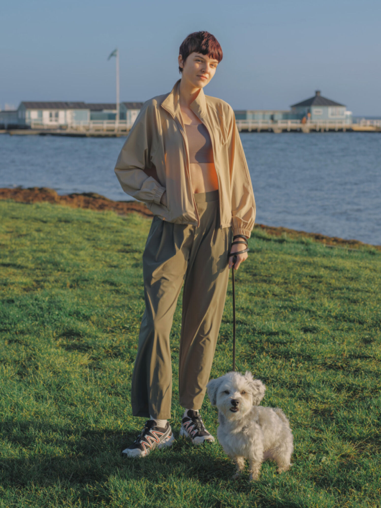 Cách phối đồ đi biển với quần dài đầy cuốn hút và thời trang