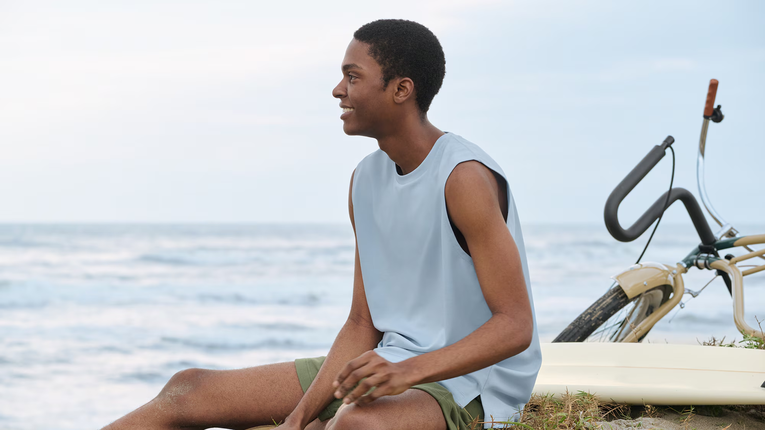 Style đi biển cho nam phong cách năng động, trẻ trung với áo tank top