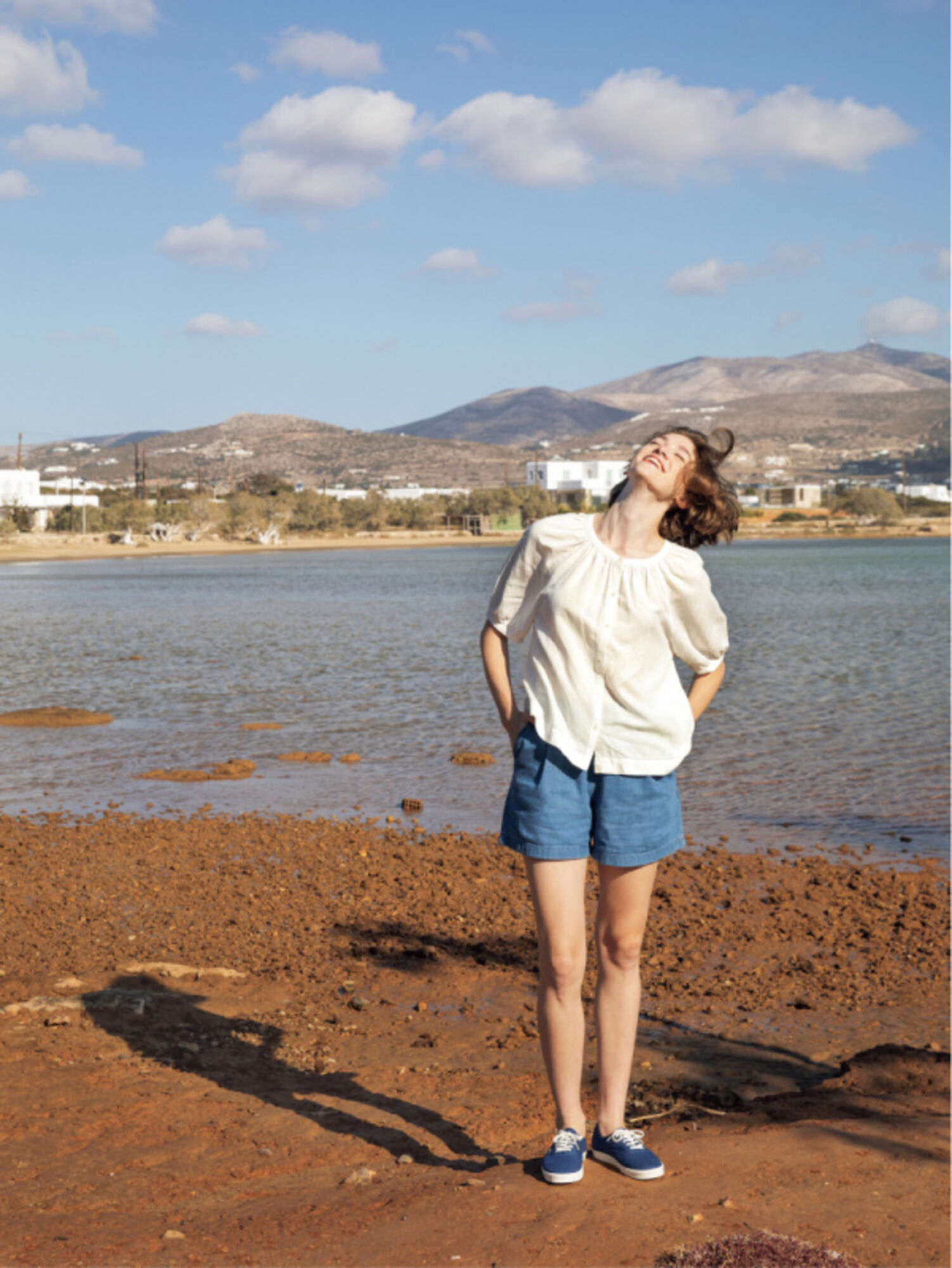 Phối đồ đi biển điệu đà, thời trang với áo kiểu nữ và quần short