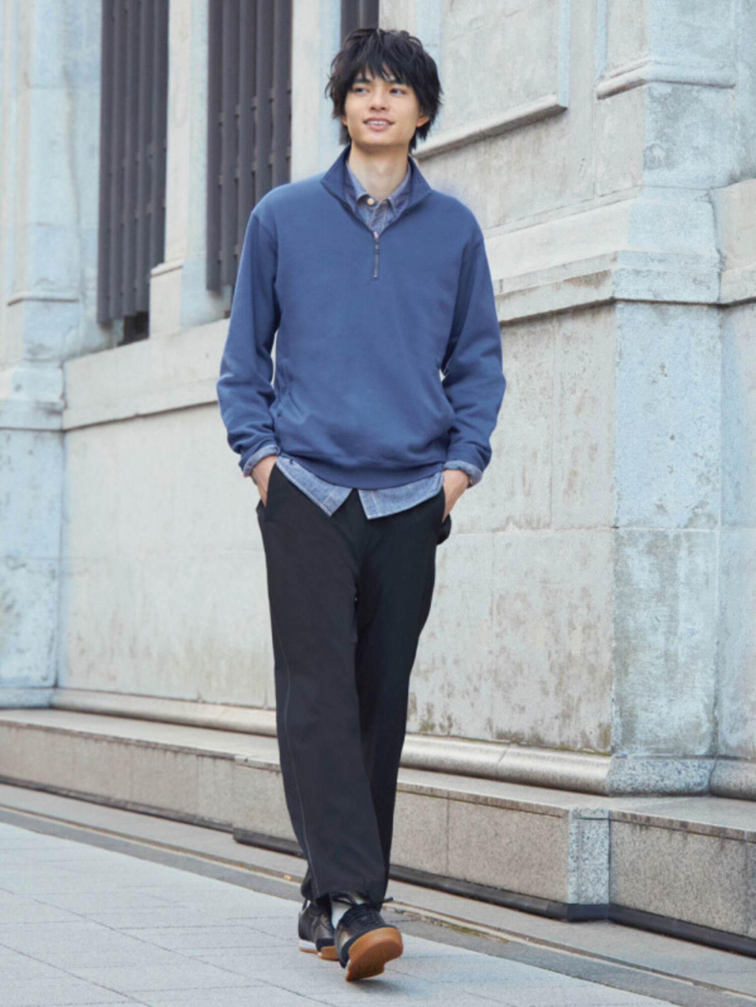 Màu xanh dương phối với màu đen tạo vẻ ngoài nam tính, mạnh mẽ