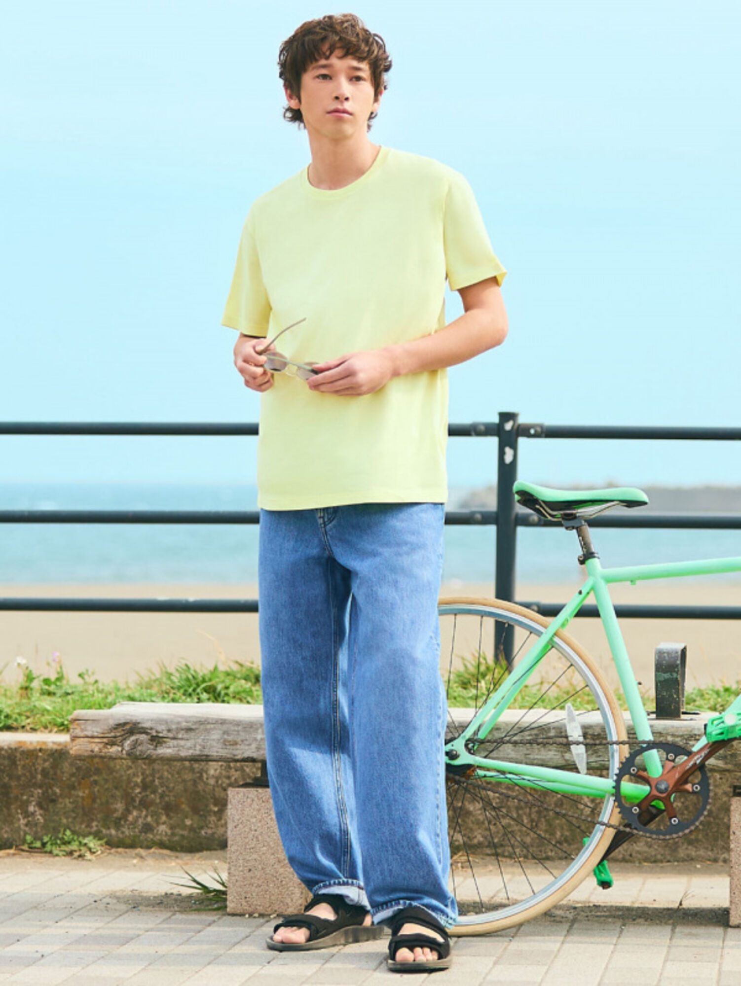 Màu xanh dương phối với màu vàng giúp bộ trang phục trở nên tươi sáng và bắt mắt hơn