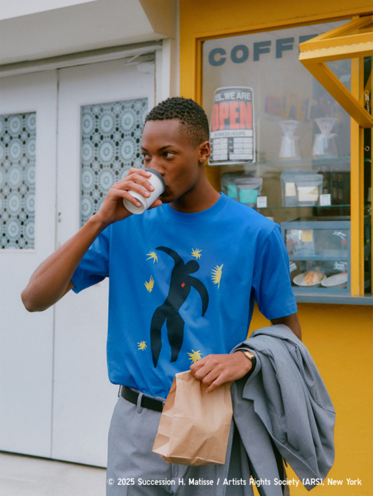 Màu xanh dương phối với màu xám tạo vẻ ngoài lãng tử, lịch thiệp