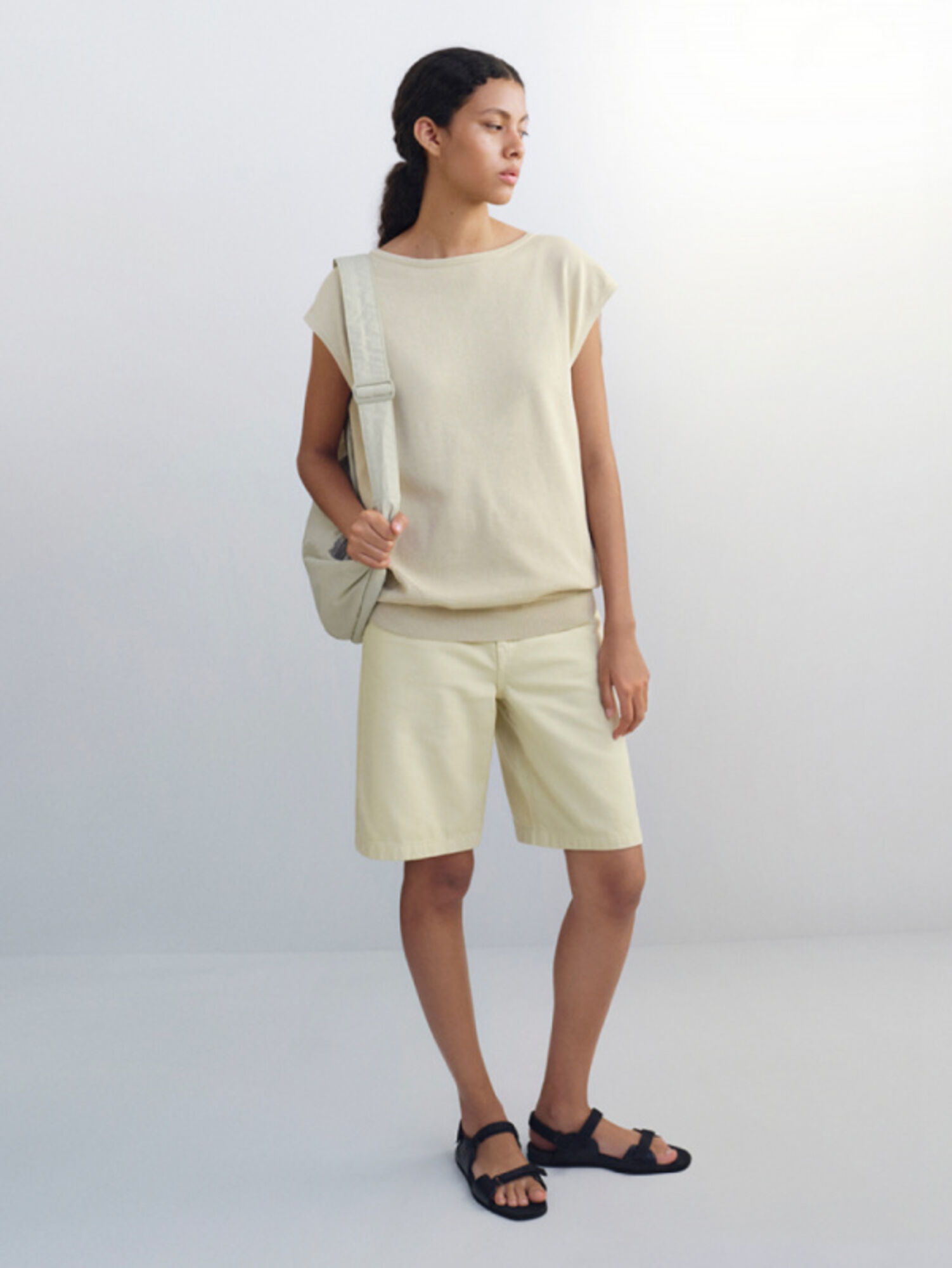 Các bạn da ngăm không nên chọn màu nude có sắc độ quá sáng để tránh làm làn da bị xỉn màu