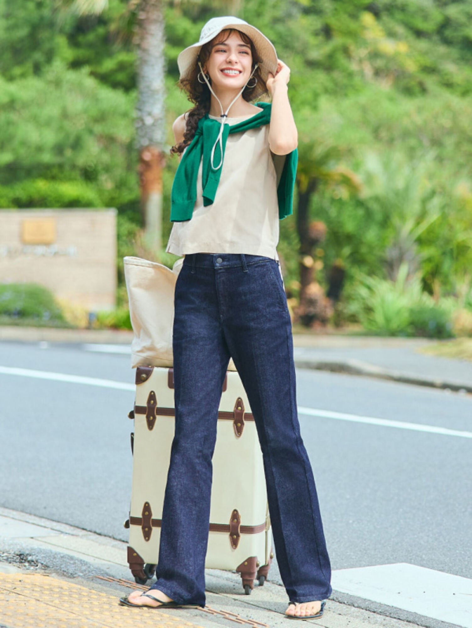 Phối màu nude với màu xanh lá giúp trang phục trở nên nhẹ nhàng mà vẫn đầy sức sống