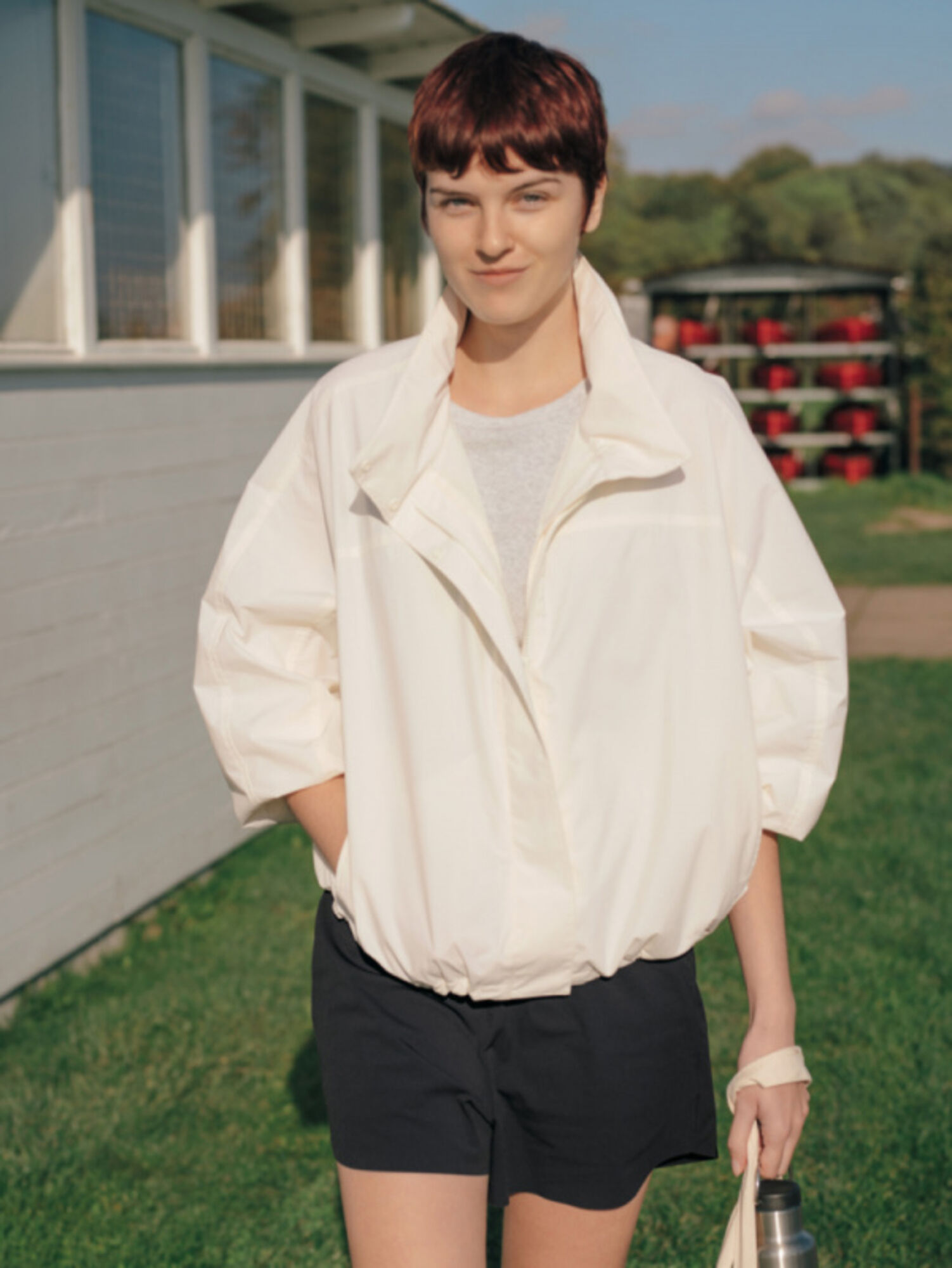 Mẫu phối đồ màu nude và màu đen đẹp, tạo điểm nhấn thị giác mạnh mẽ