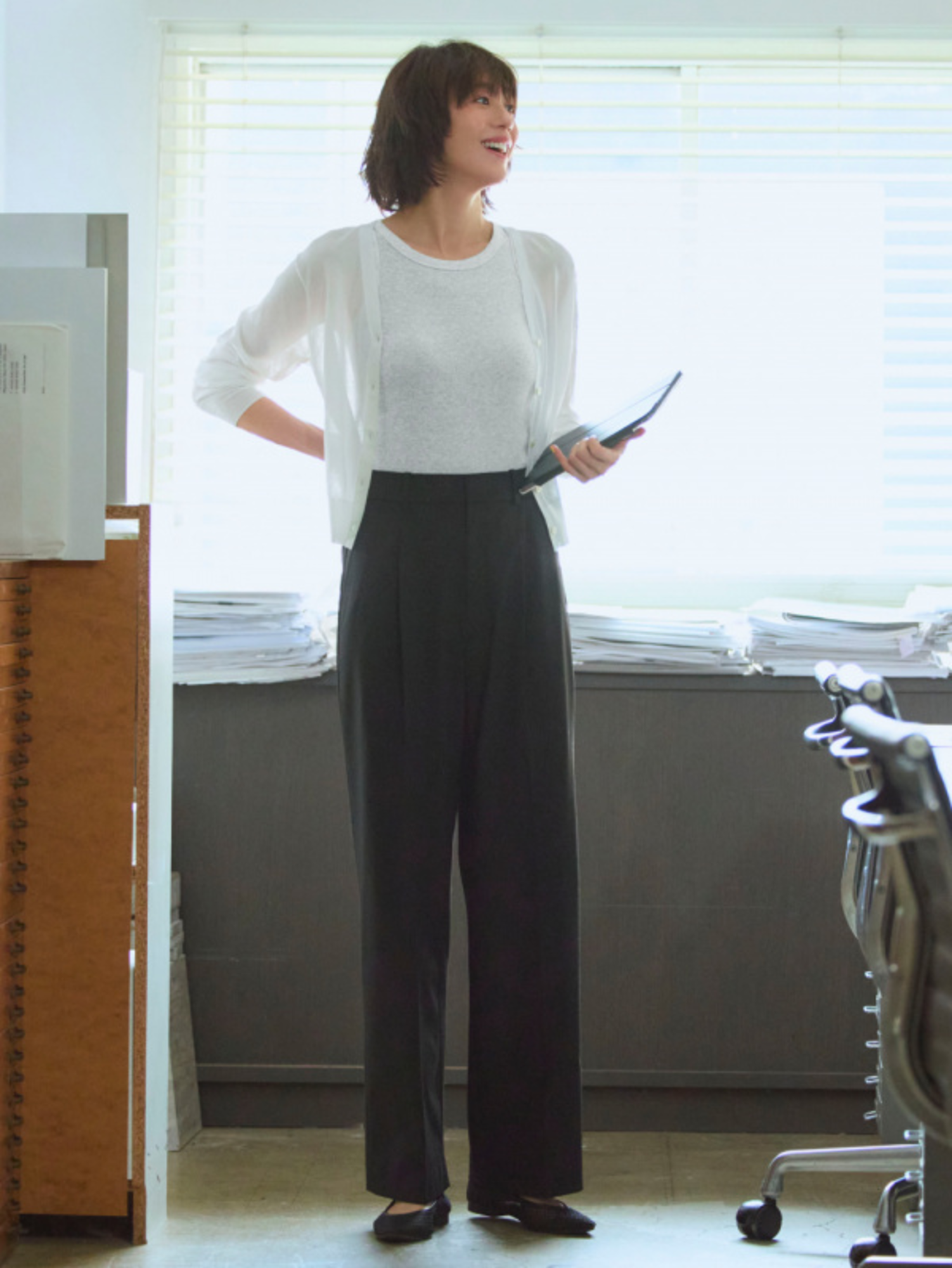 Màu trắng phối với màu đen tạo nên sự thanh lịch, sang trọng cho bộ trang phục