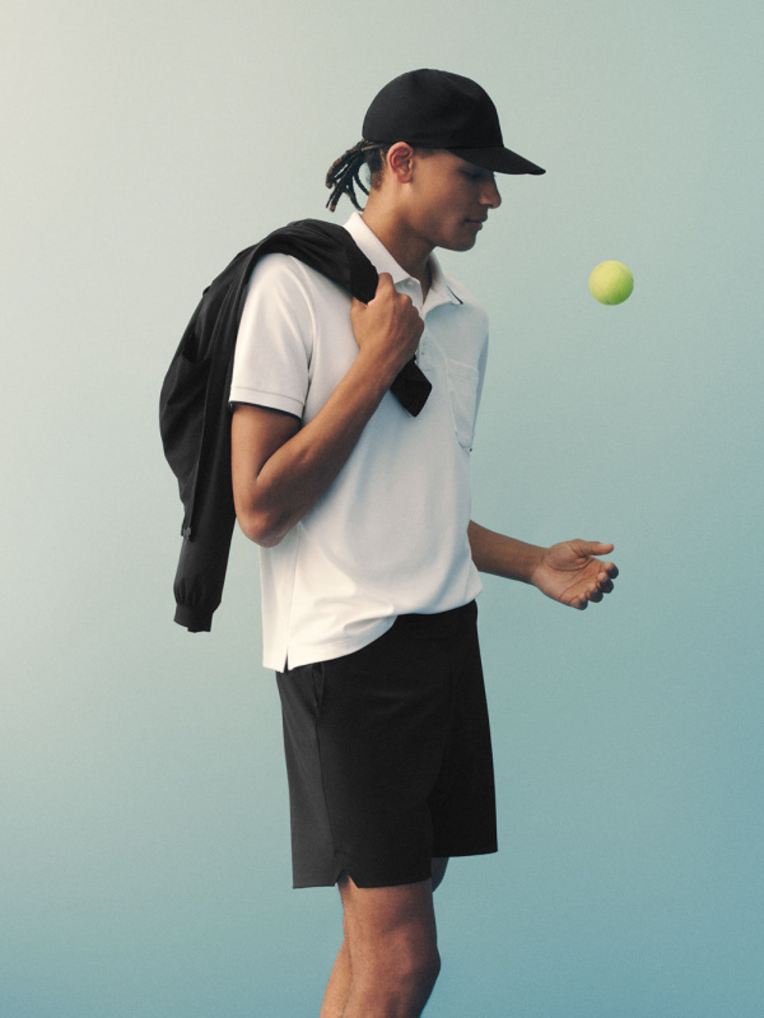 Mẫu phối đồ màu đen với màu trắng kinh điển, năng động, trẻ trung