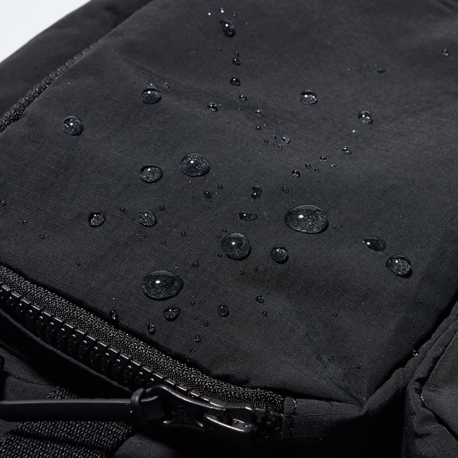 Màu đen là màu đặc biệt, hình thành khi một vật hấp thụ toàn bộ các bước sóng ánh sáng mà không phản xạ lại