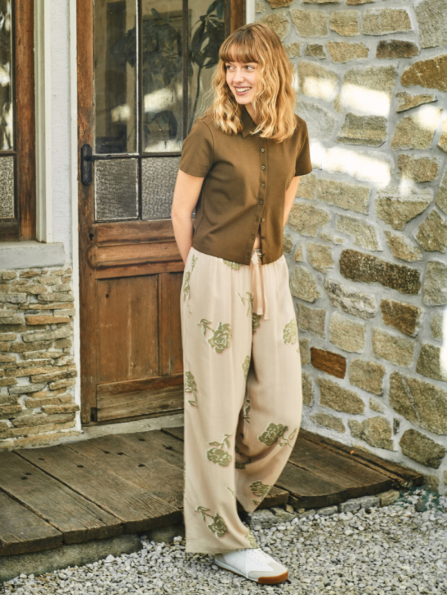 Màu be xám là sự pha trộn giữa beige và xám, nhưng tông xám chiếm định lượng nhiều hơn