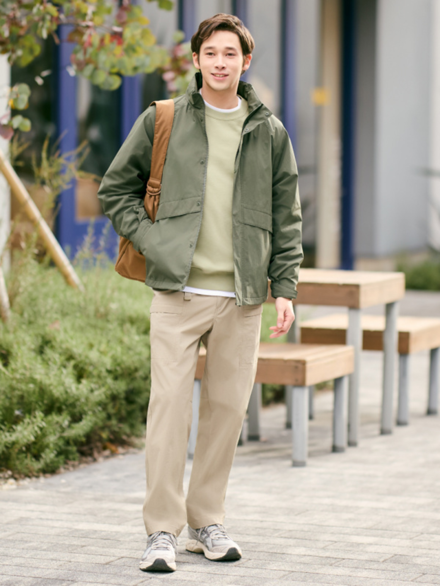 Mẫu phối đồ nam đẹp, thời trang với áo thun màu xanh lá kết hợp quần nam màu be