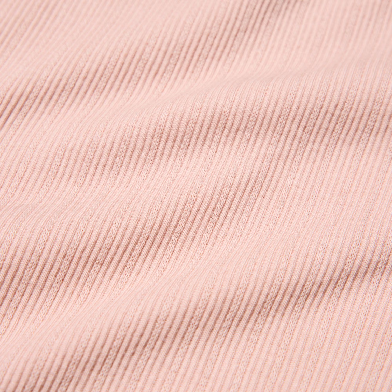 Màu hồng là màu sắc nằm giữa màu đỏ và màu trắng trên quang phổ