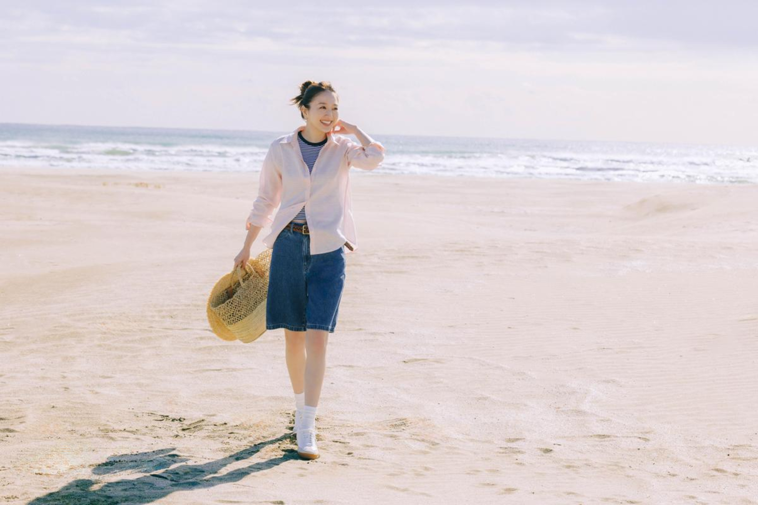 Phối đồ với màu hồng và màu chàm hiện đại, năng động, trẻ trung