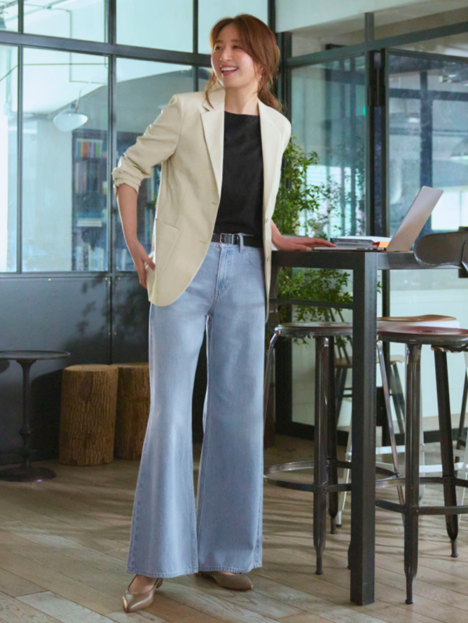 Phối đồ với quần jean ống rộng và áo blazer thanh lịch, hiện đại, sang trọng