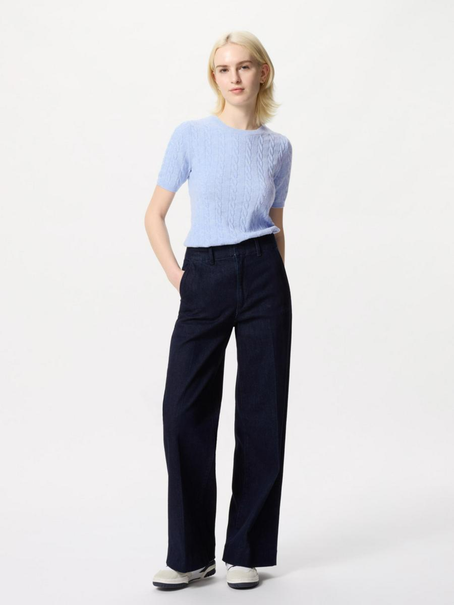 Phối đồ với quần jean ống rộng và áo sweater ấm áp, thời trang