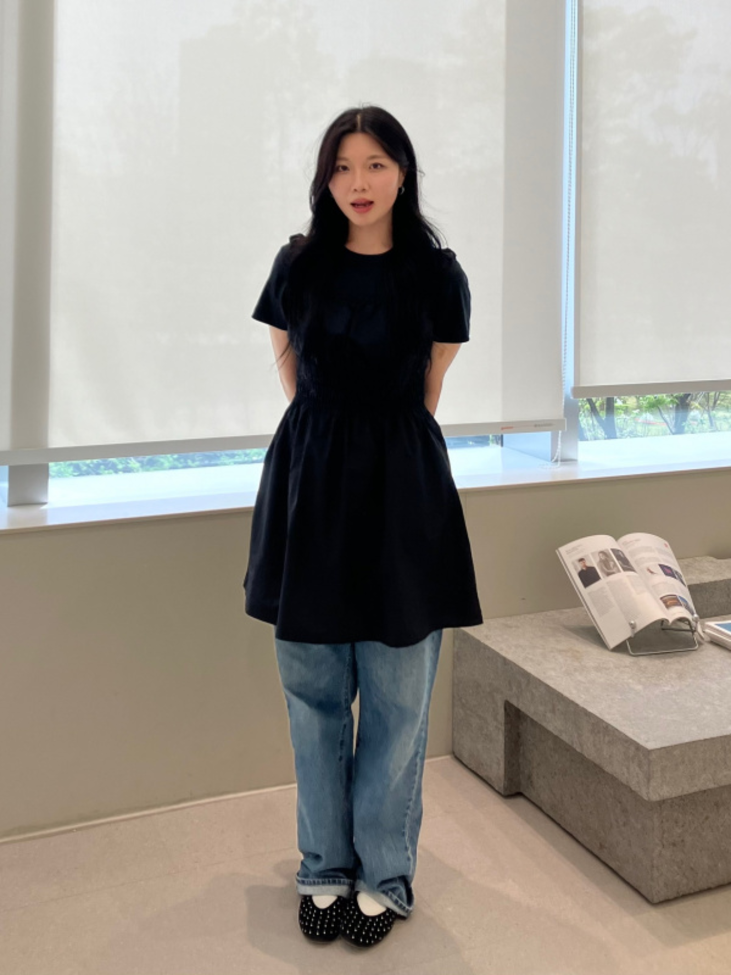 Phối đồ với quần jean ống rộng và váy dài xinh lung linh, ấn tượng và thu hút