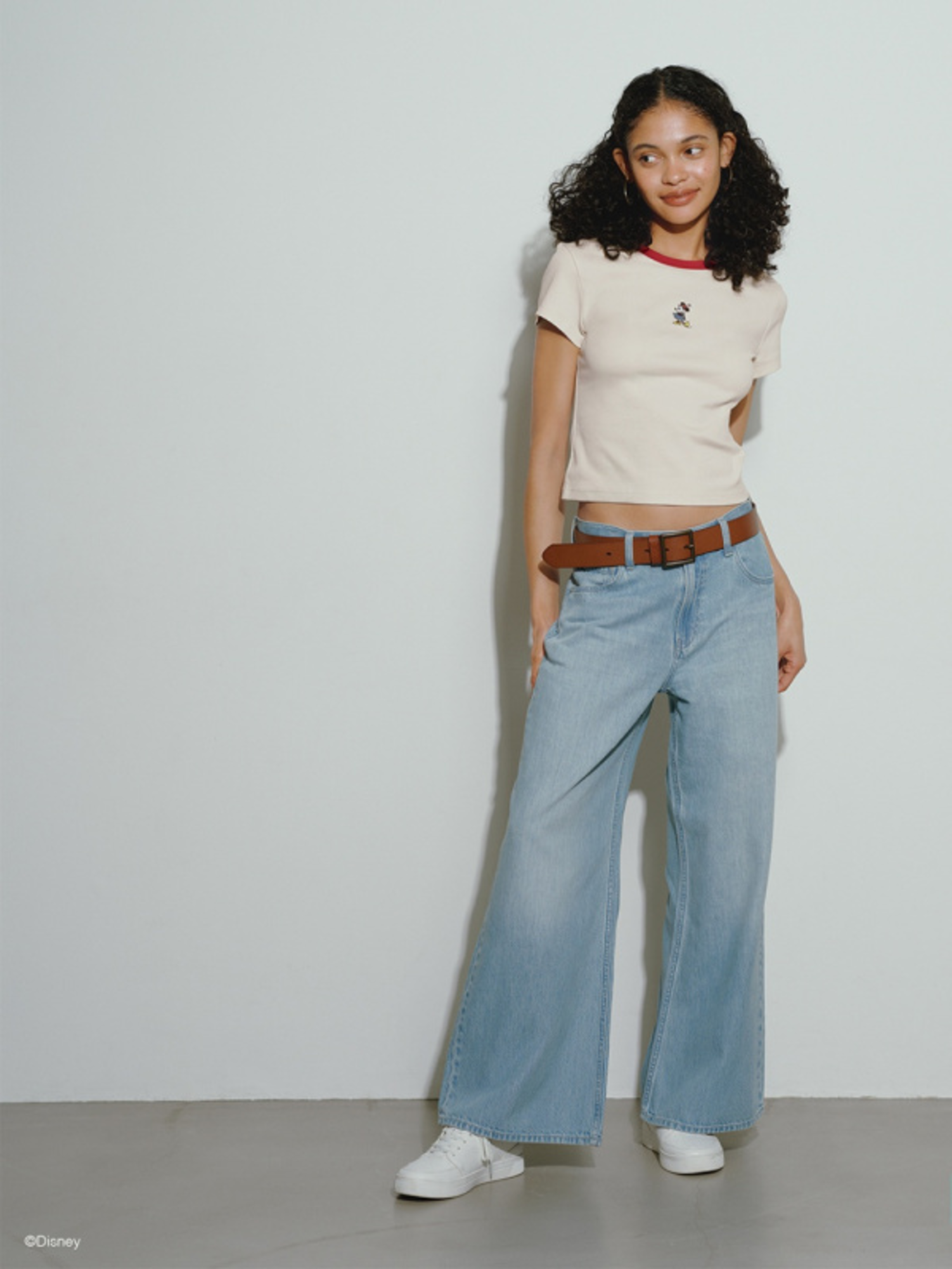 Phối quần jean ống rộng với áo croptop đẹp, cá tính, tôn vòng eo và hack dáng tốt