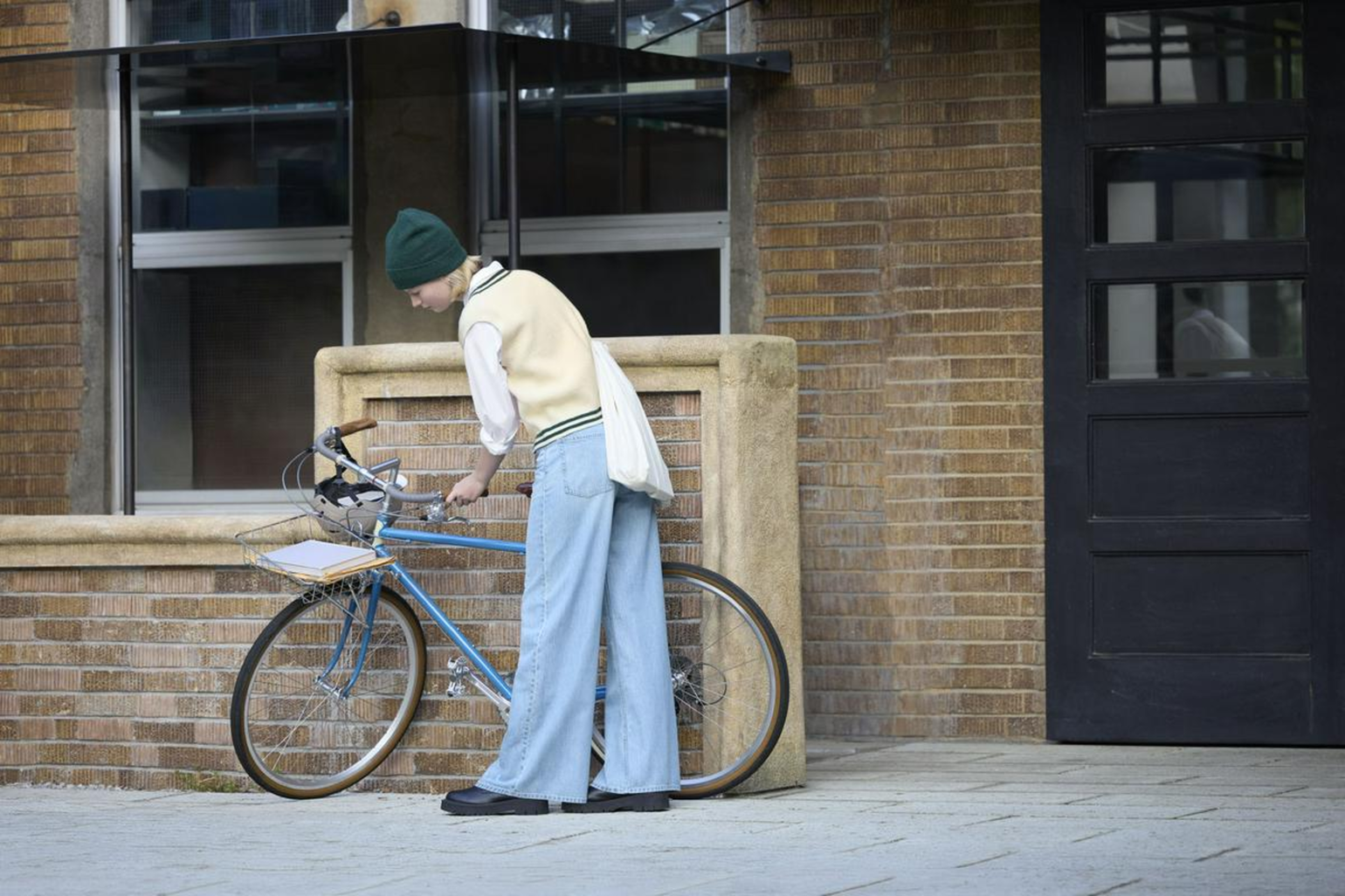 Phối đồ với quần jean ống rộng và áo gile thời thượng, đậm chất retro