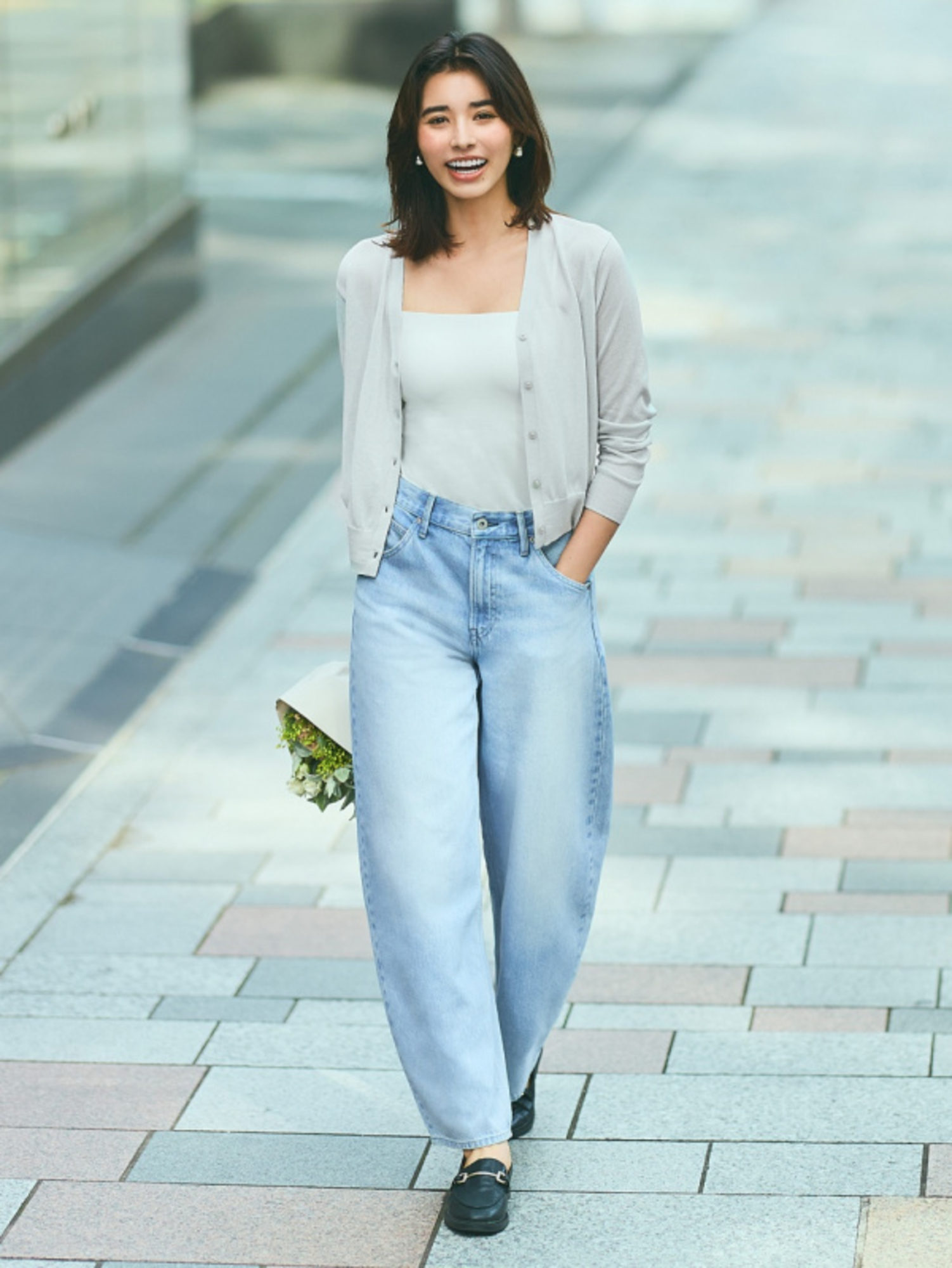 Phối đồ với quần jean ống rộng và áo cardigan đẹp, thanh lịch, trẻ trung