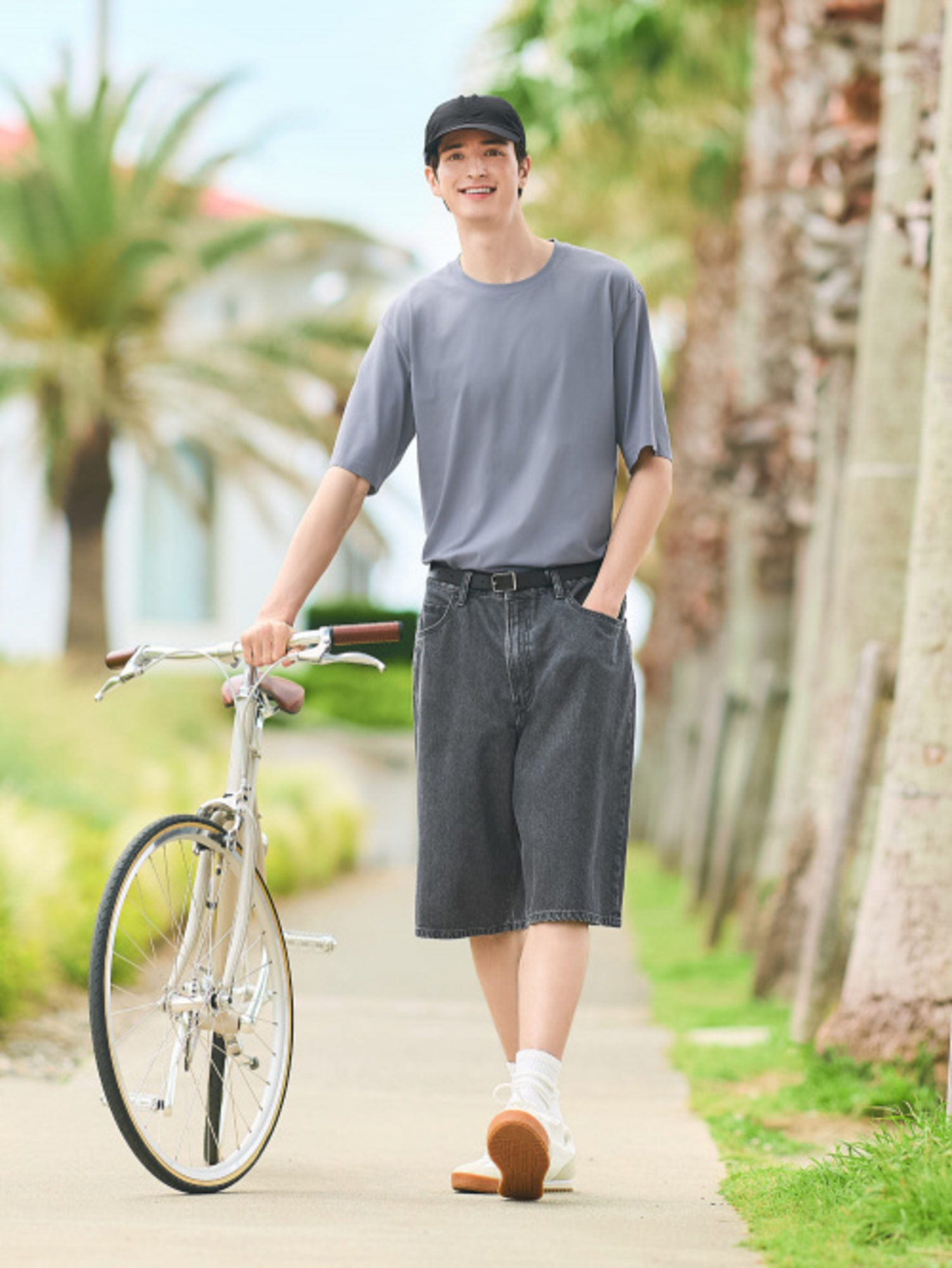 Phối áo màu xám với quần short đen tối giản