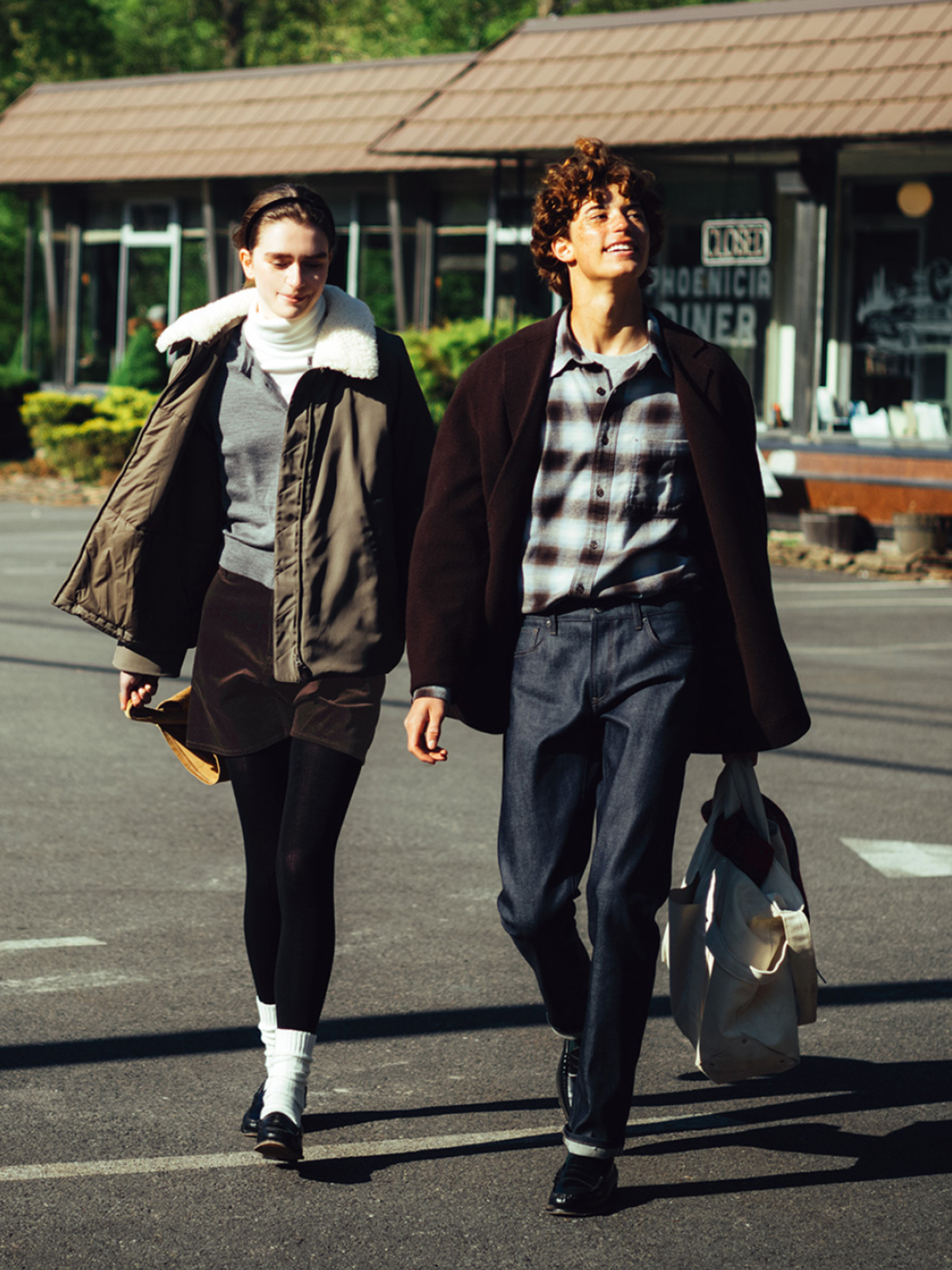 Outfit với áo sơ mi đơn giản mà sành điệu