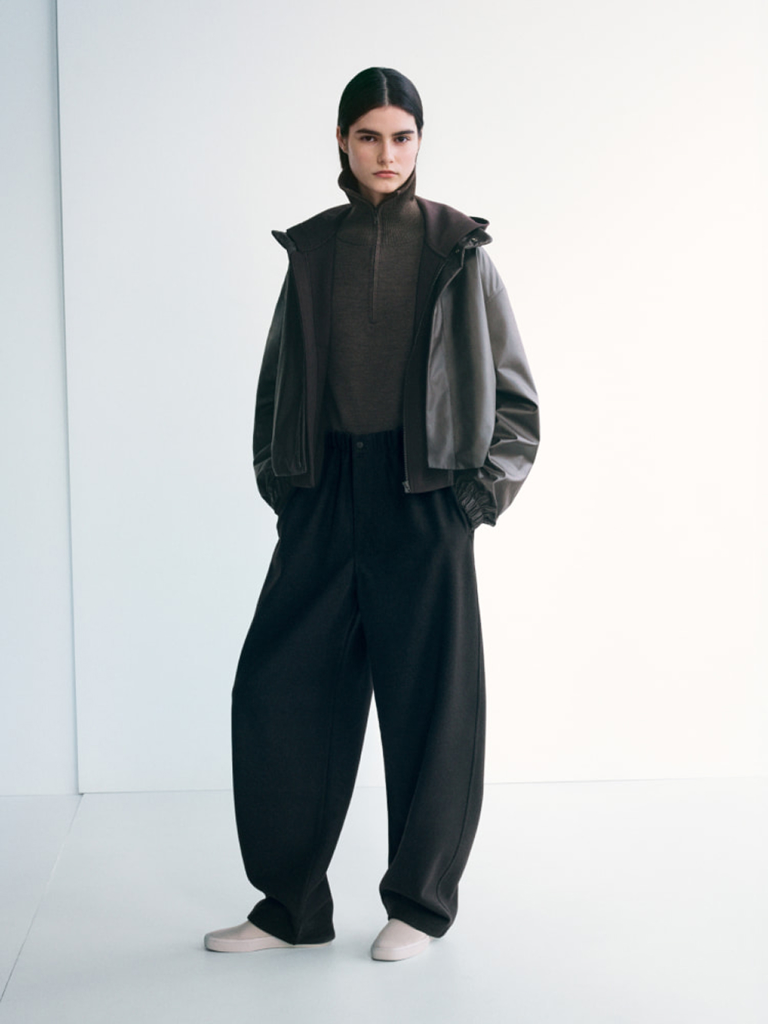 Phối đồ phong cách Casual với áo hoodie và quần ống rộng đẹp, năng động