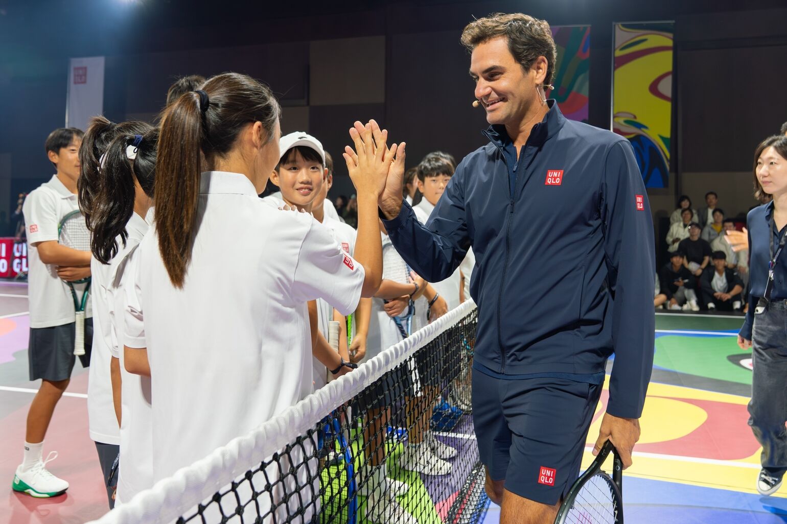 Hình ảnh của Federer đang high-five cùng các tay vợt trẻ