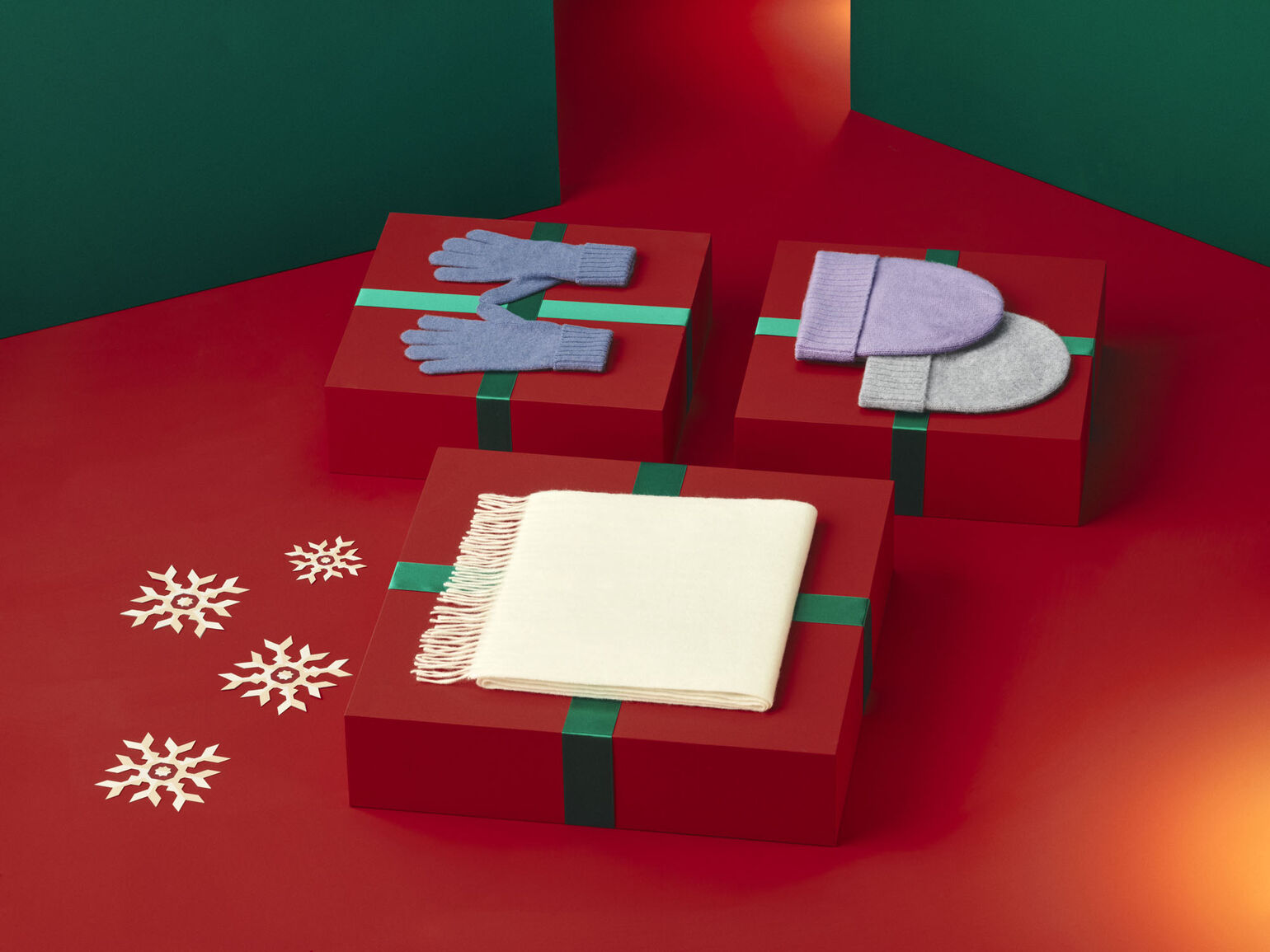 Cây thông, hang đá, ngôi sao, những tấm thiệp và quà Noel là những biểu tượng không thể thiếu trong ngày lễ này