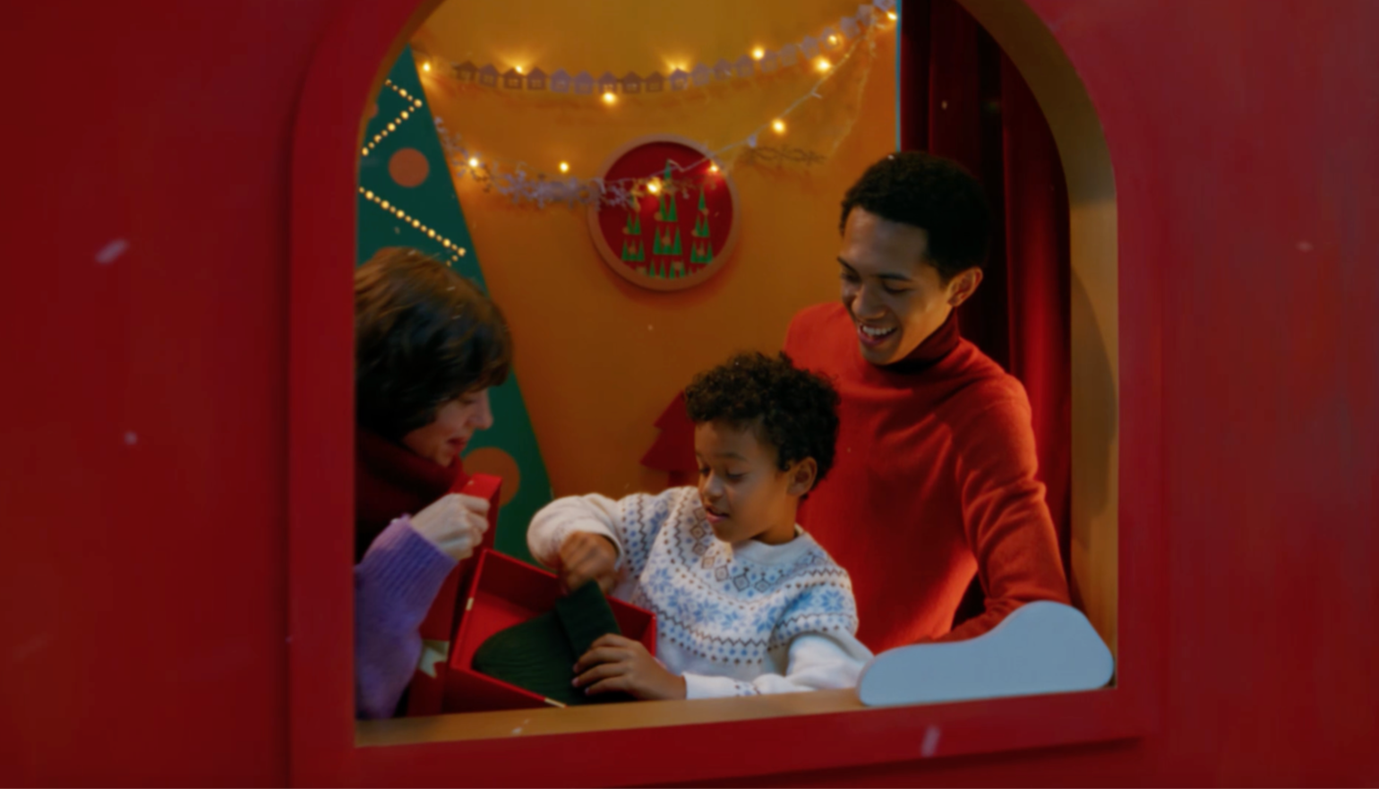 Bữa tiệc đêm Noel là dịp để các thành viên trong gia đình và bạn bè quây quần bên nhau