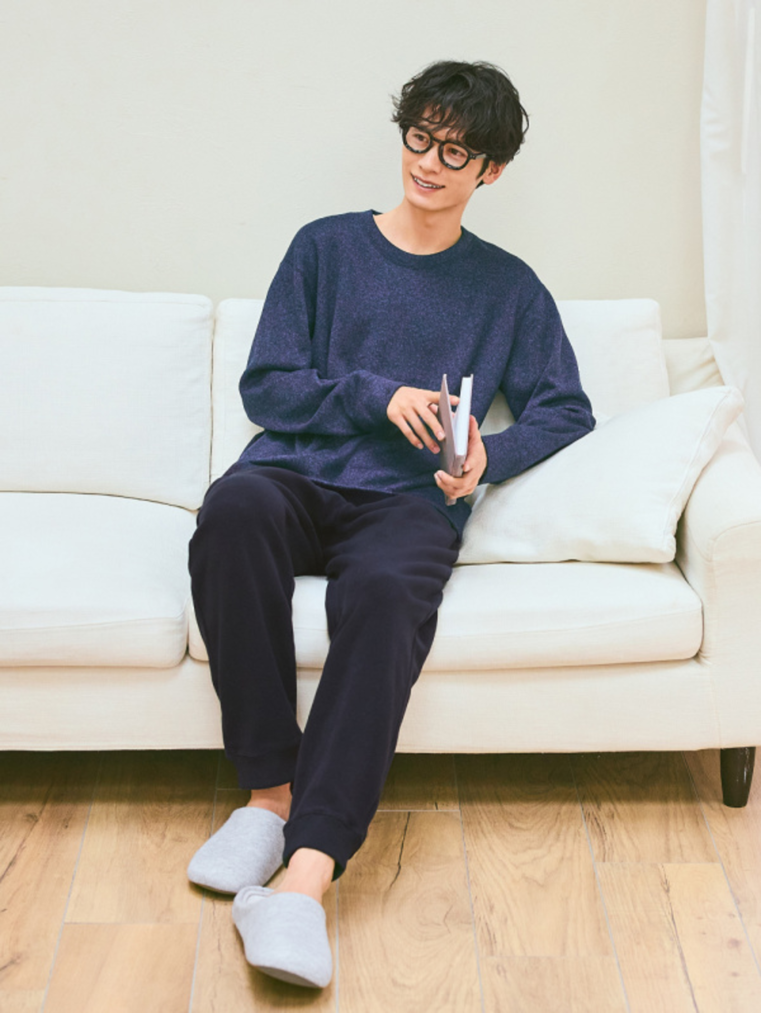 Áo sweater đi cùng quần jogger tạo phong cách năng động và cá tính