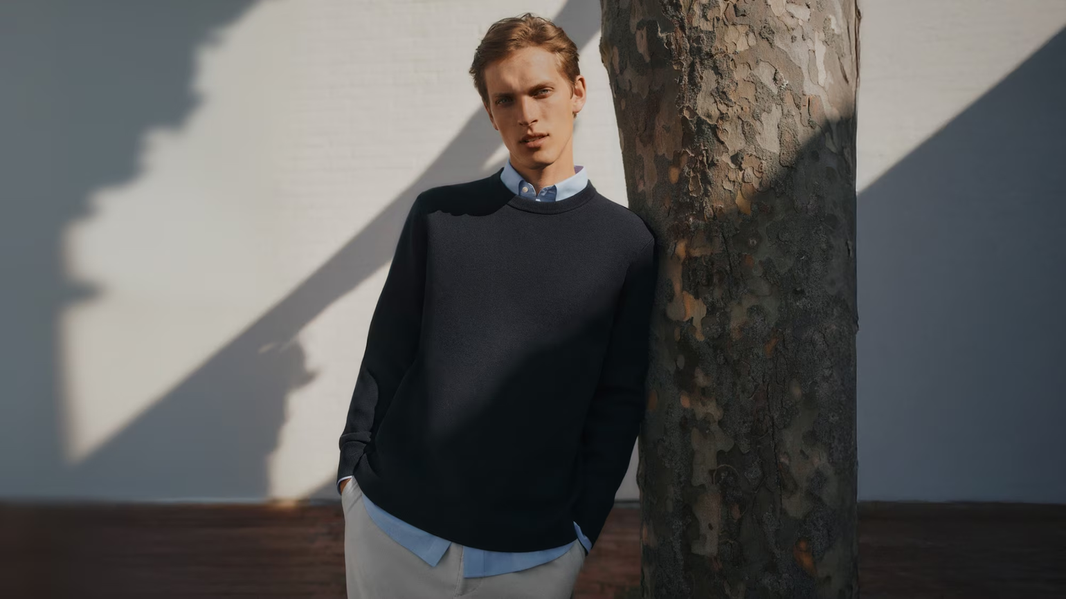 Áo sweater phối áo sơ mi tạo vẻ gọn gàng, thanh lịch và hiện đại