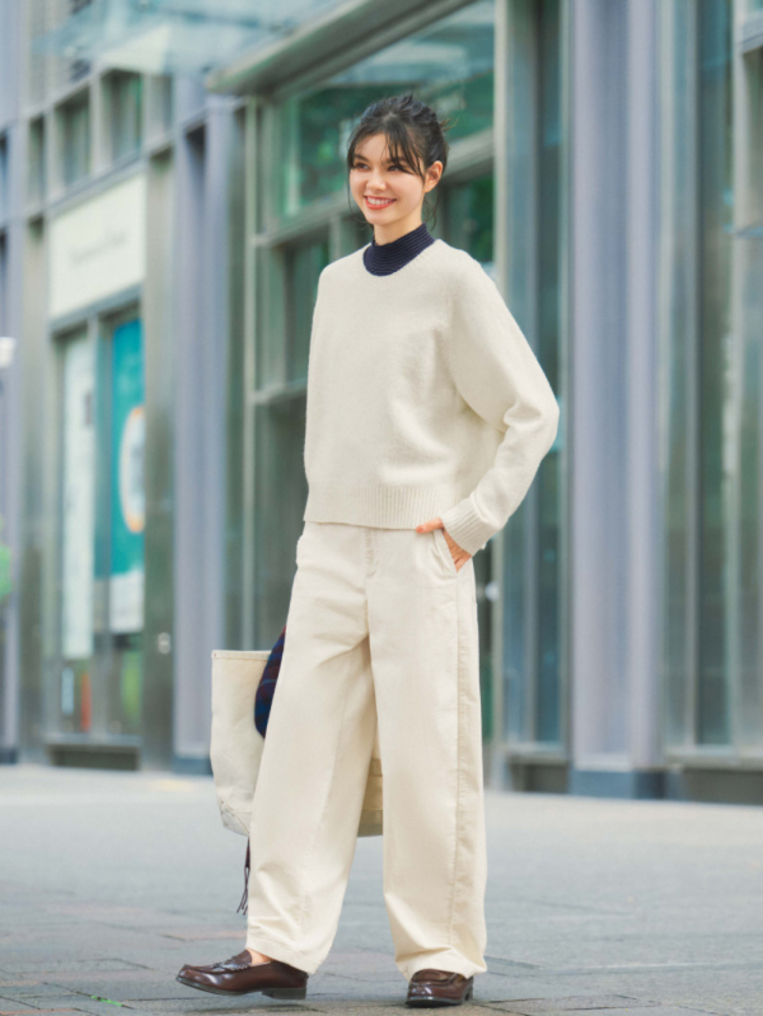 Sweater gồm nhiều kiểu như cardigan, pullover và hoodie, phù hợp đa phong cách thời trang