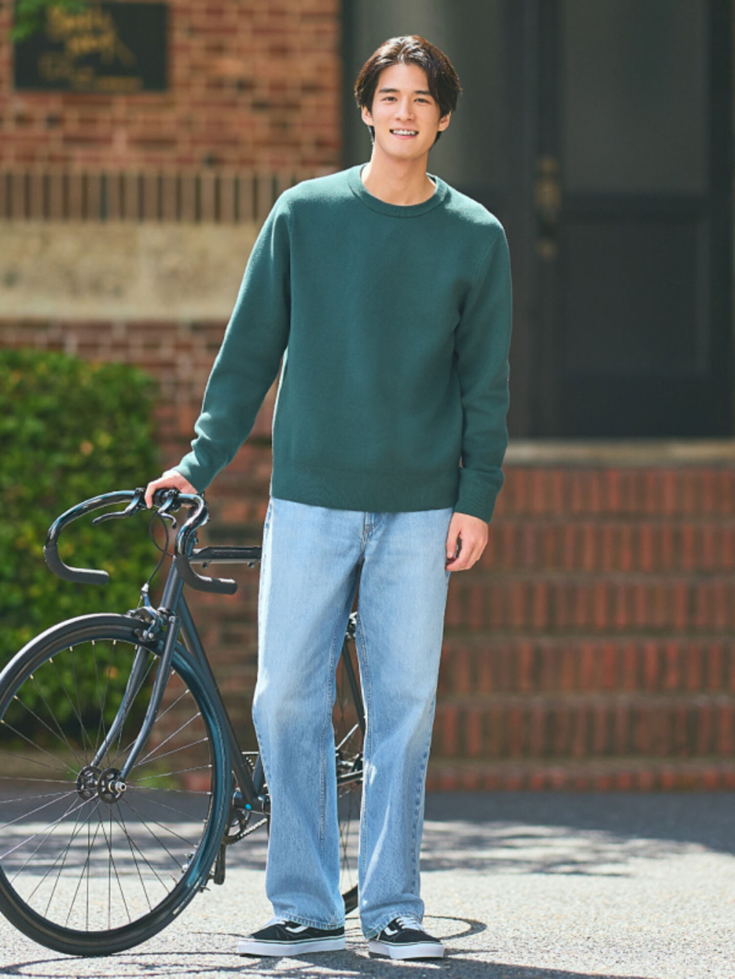 Áo sweater kết hợp quần jeans mang đến vẻ trẻ trung, đơn giản mà vẫn thời trang