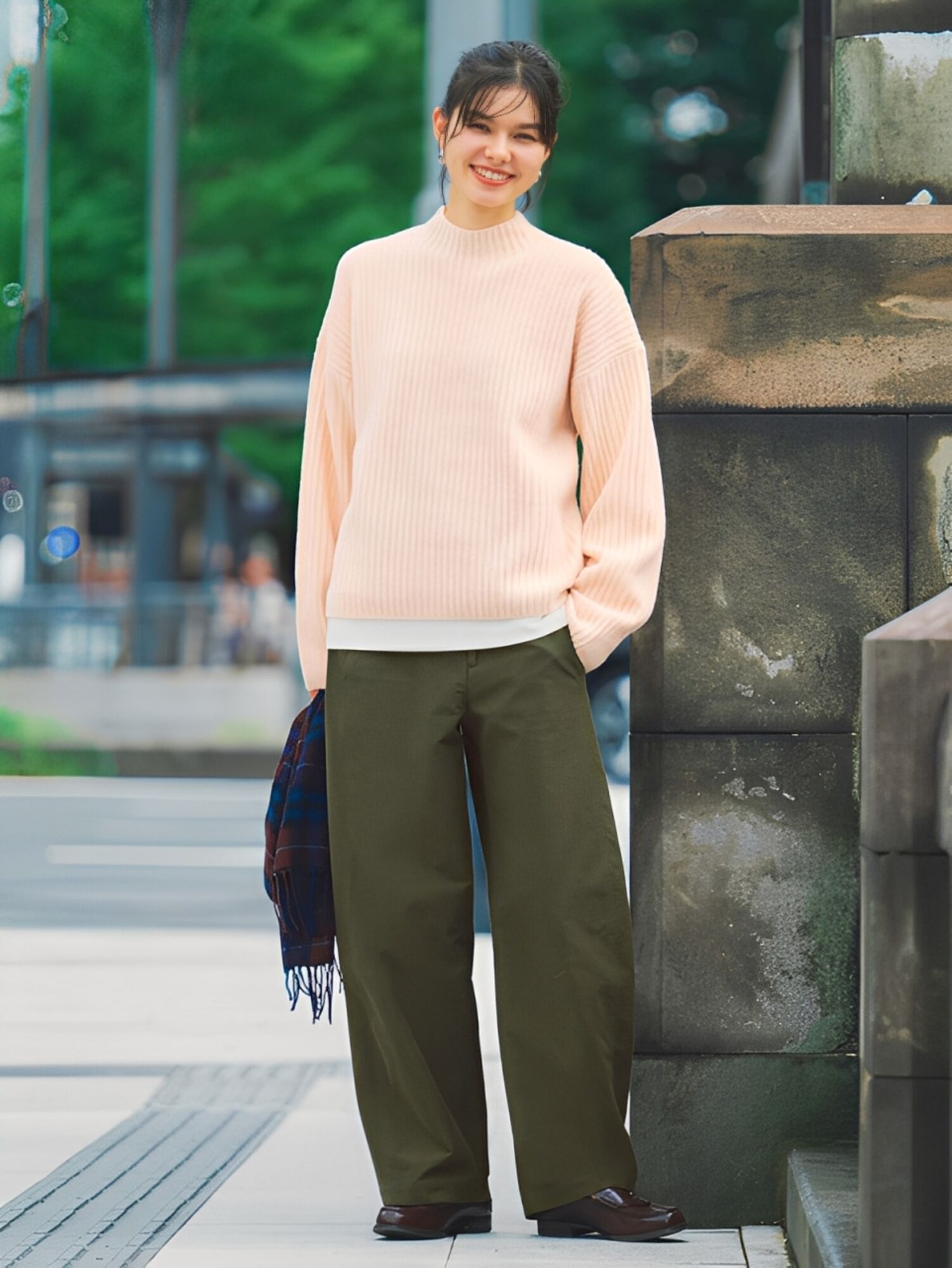 Form áo oversize là kiểu trang phục có kích thước rộng rãi, thoải mái