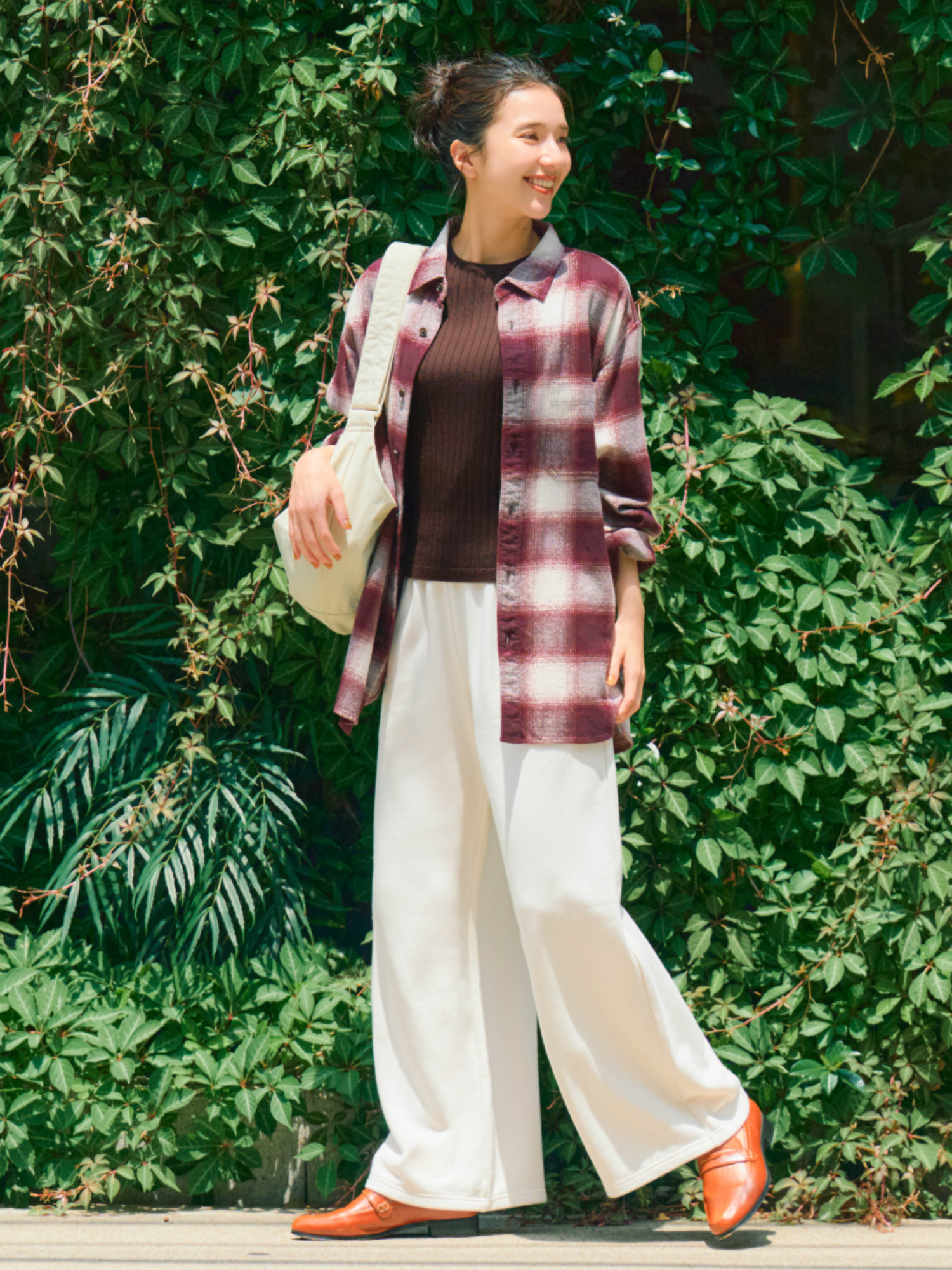 Set áo sơ mi có họa tiết sọc kết hợp quần ống rộng phù hợp cho các buổi dạo phố hoặc gặp gỡ bạn bè