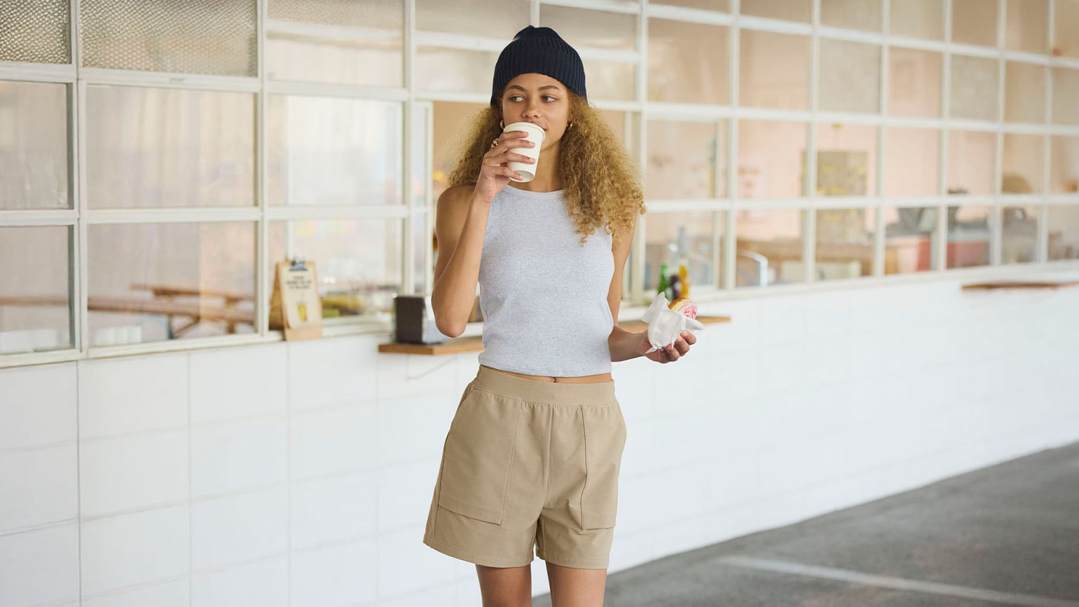 Phong cách Y2K nổi bật với với form dáng ôm sát và màu sắc rực rỡ