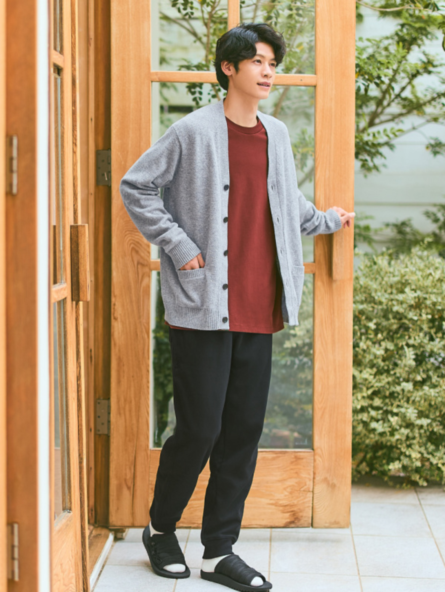 Phối đồ phong cách Y2K đẹp cho nam cùng áo khoác cardigan với áo thun và quần dài