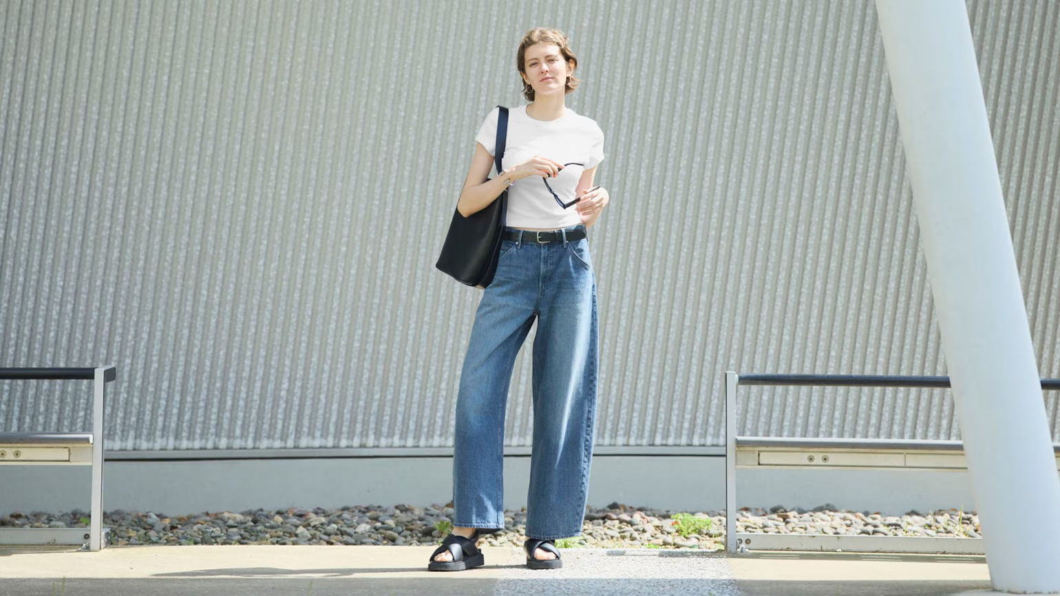 Áo croptop và quần jeans cạp trễ là item không thể bỏ qua trong phong cách Y2K 